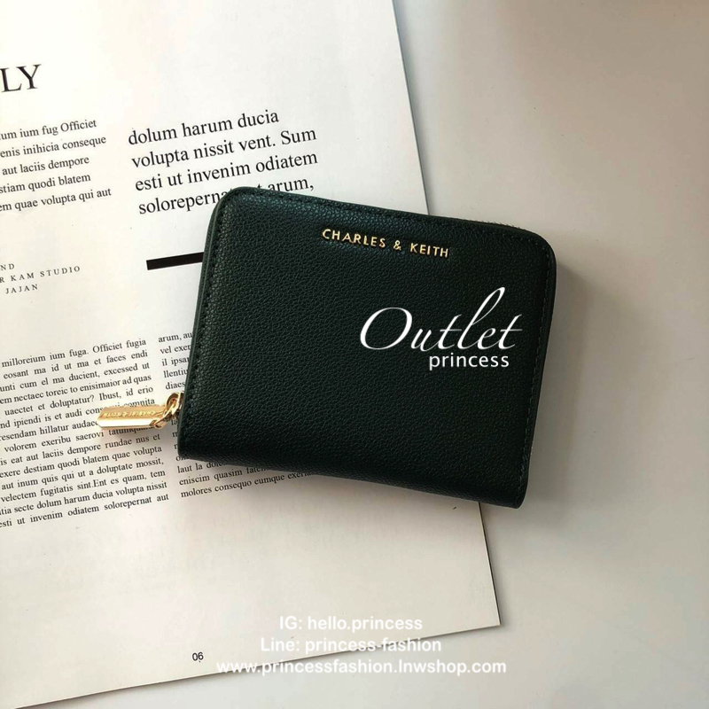 กระเป๋าสตางค์ใบสั้น CHARLES & KEITH เปิด - ปิดกระเป๋าด้วยซิปรอบ ด้านในมีช่องใส่บัตร ช่องใส่ธนบัตร ช่องใส่รูป และช่องซิปค่ะ