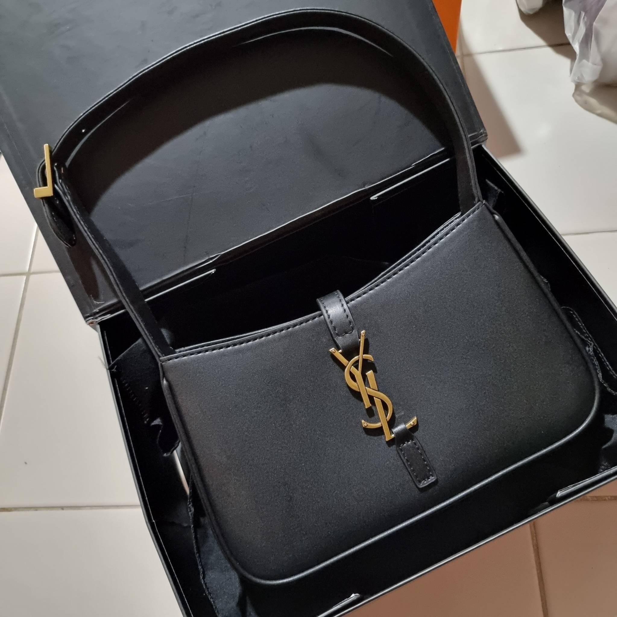 YSL LE 5 À 7 HOBO BAG IN SMOOTH LEATHER / Yves Saint laurent hobo bag กระเป๋าสะพายไหล่ ดีเทลหรู สวยครบทุกมุม ตอบโจทย์สาวๆทุกไลฟ์สไตล์ เพราะใช้งานได้ง่ายและสะดวก วัสดุหนังแท้ สัมผัสดีงาม น้ำหนักเบา ดูแพงที่สุด โดดเด่นด้วยโลโก้ สามารถเกี่ยวคล้องเพื่อล็อคปิด