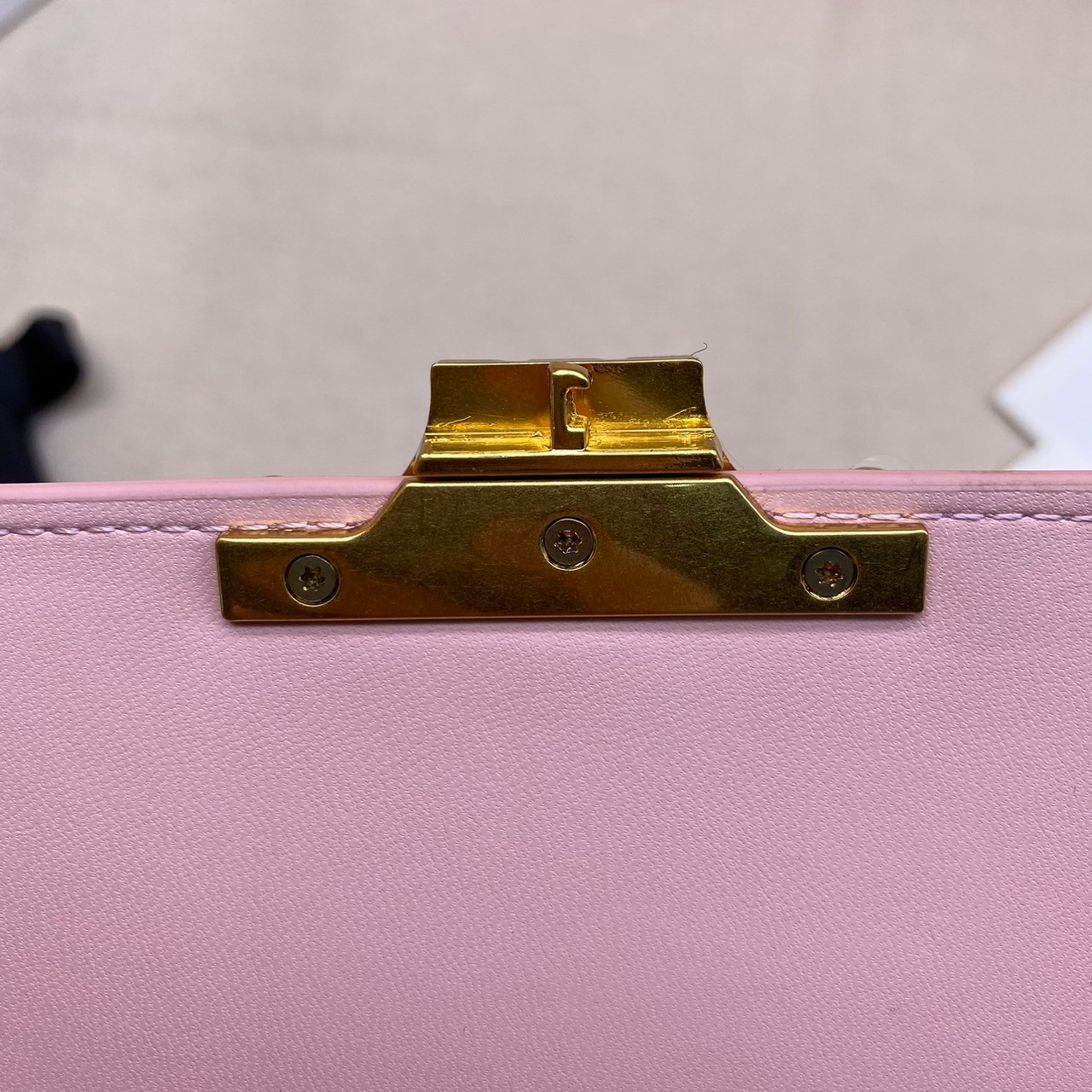 TEEN 18cm : CELINE TEEN TRIOMPHE BAG IN SHINY CALFSKIN / Celine Triomphe Bag / Celine Bag พร้อมส่ง 7 สี เกรดออริ 1:1 กระเป๋าแบรนด์หรูที่ควรมีแห่งปี รูปทรงสี่เหลี่ยมรุ่นฮอตฮิตของเหล่าดาราและเซเลบทั้งหลาย ดีไซต์เรียบหรู