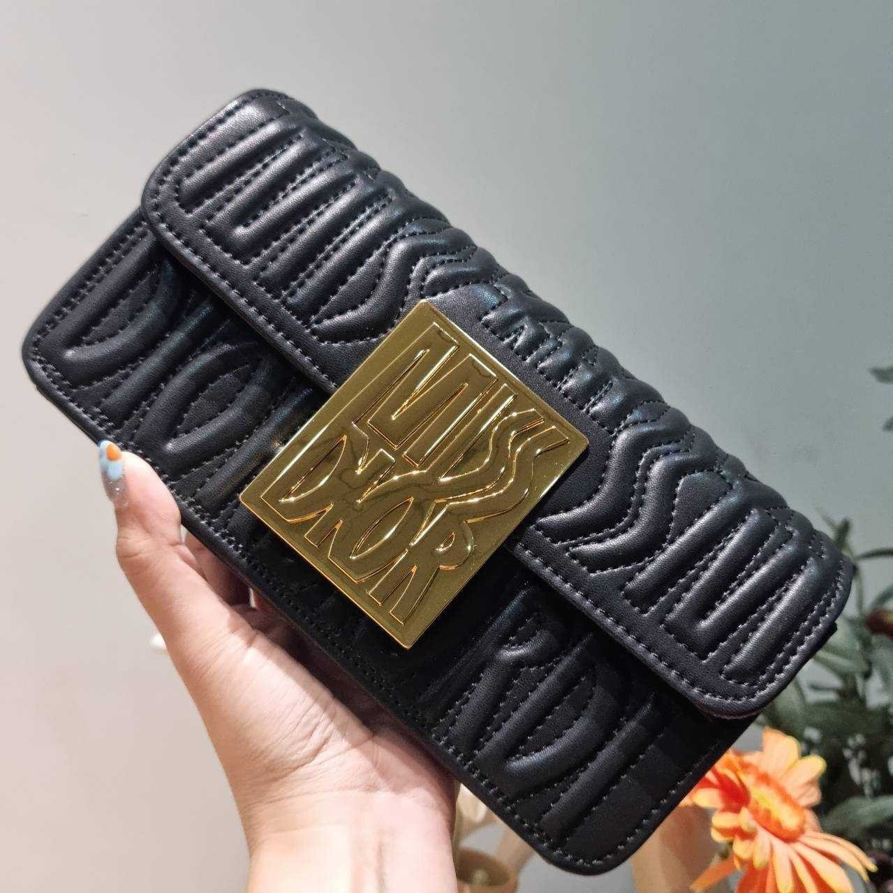 Dior Flap Bag / Quilted Miss Dior Allover Leather Bag กระเป๋าสะพายไหล่สุดลัคชู หรูหราเกินเรื่อง ดีไซน์ใหม่สวยงามด้วยดีเทลฝีเย็บและลายหนังปั๊มนูน