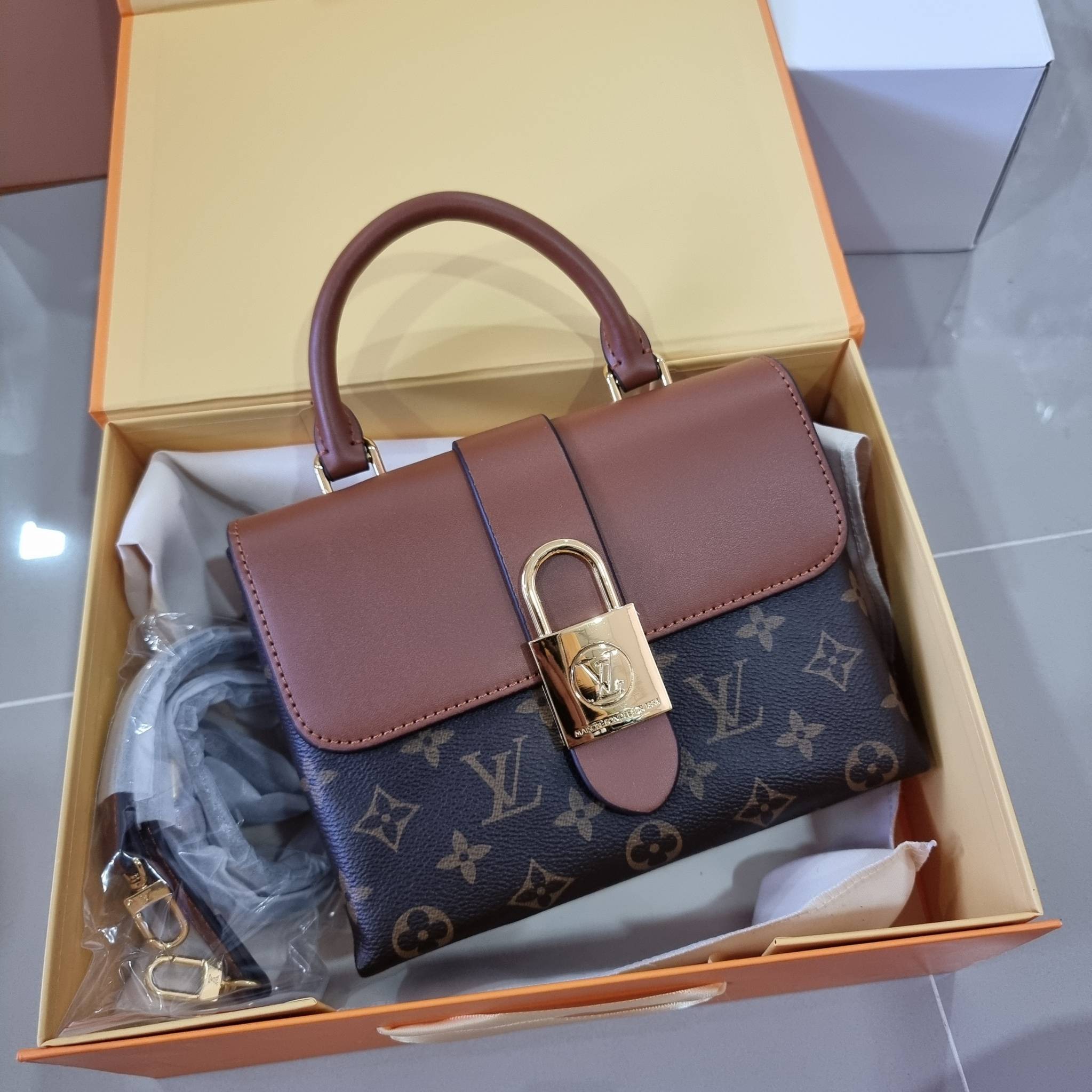 LV LOCKY BB MONOGRAM กระเป๋าสะพายข้าง ดีไซน์หรู ใหม่ล่าสุด สวยถึงบ้านได้ก่อนใคร มีใช้เลิศๆทันปีใหม่แน่นอน คุ้มที่สุด โดดเด่นด้วยอะไหล่ดัมมี่รูปกุญแจสีทอง
