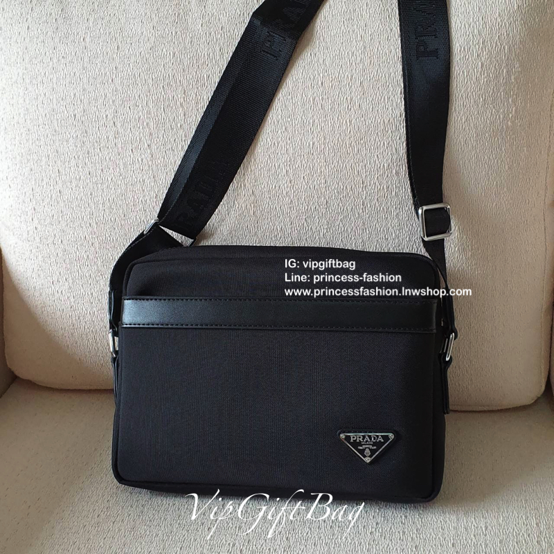 New Must Have For Men 👍👍 กับงานพรีเมี่ยมกิ้ฟแบรนด์ดังอย่าง prada ทรง messenger ทรงยอดฮิต สำหรับท่านชาย เนื้อผ้า Polyester ขนาดใหญ่ จุของได้มาก ใส่ipad labtop หนังสือ ได้หมดคะ เปิดปิดด้วยซิปอะไหล่เงิน บุด้วยผ้าสีดำปั้มแบรนด์ สวยงามมากคะ อะไ