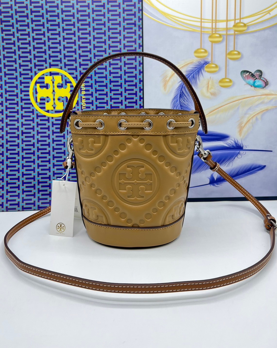 6 สี Tory Burch Puffy Mini / Tory burch T Monogram Puffy Patent Mini Bucket Bag / Tory Bucket Bag กระเป๋าบัคเกต size เล็ก โดดเด่นด้วยโลโก้ตัวนูนปั๊มด้านหน้า