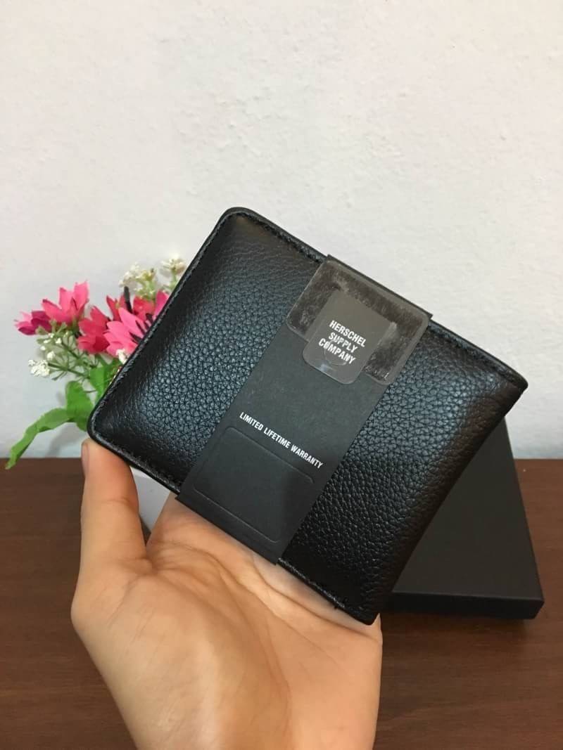 Herschel Wallet กระเป๋าสตางค์จากแบรนด์ Herschel แบรนด์ที่ดังสุดๆจากแคนาดามาแล้วค่ะ ต้องขอบอกเลยว่าพิเศษสุดๆไม่ได้มาบ่อยนะคะ กระเป๋าสตางค์วัสดุหนังทนทานสุดๆ เหมาะสำหรับทุกวัยเลยค่ะ ตัวกระเป๋าด้านหน้าปั๊มชื่อแบรนด์ ด้านในมีช่องใส่บัตร 4 ช่อง และช่องใส่ธนบัต