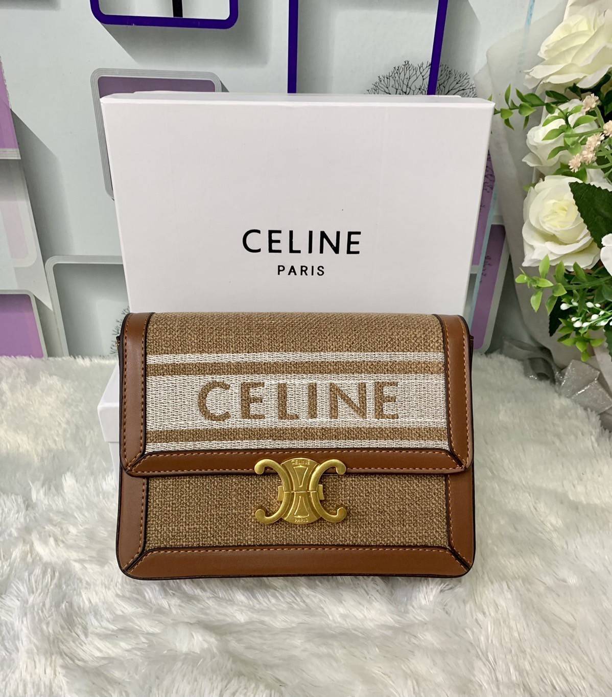 CELINE TRIOMPHE BAG VIP GIFT WITH PURCHASE (GWP) พรีเมี่ยมกิ๊ฟ Limited Edition จาก CELINE PERFUME DUTYFREE COUNTER วัสดุ Textile Canvas & CalfSkin ดีไซน์ทรงสี่เหลี่ยมผืนผ้า อะไหล่ทอง ด้านหน้าปักโลโก้แบรนด์เด่นชัด ด้านหลังมีช่องสำหรับใส่ของอีก 1 ช่อง สายสะ