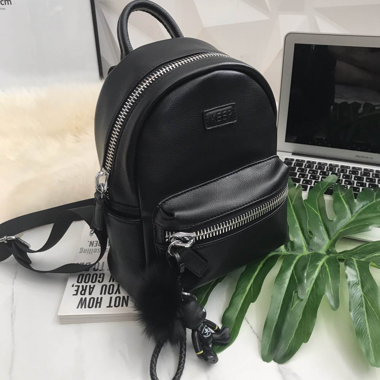 KEEP รุ่น Leather classic backpack >กระเป๋า หนังเนื้อดี นิ่มมาก ลายหนังชัด ทนทานคะ >น้ำหนักเบา ดีไซด์ ทันสมัย เข้าได้กับทุกชุด >สายสะพายเป็นหนังอย่างดี ด้านหน้าและด้านข้างประดับหมุด ด้านข้างมีช่องไว้ใส่ของได้ >ภายในตัวกระเป๋ามีช่องเก็บของจุกจิ