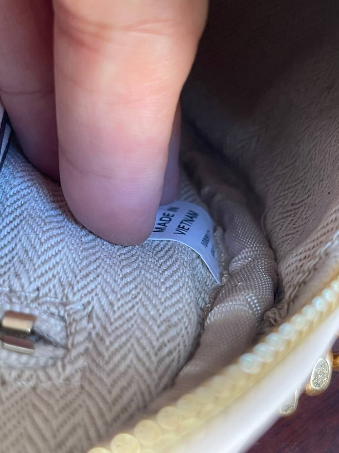 Tory burch Kira Cheron Circle Crossbody กระเป๋าสะพายคาดลำตัวรุ่นนี้โดดเด่นด้วยรูปทรงกลมสุดชิค ขนาดกะทัดรัด พร้อมด้วยหนังกระเป๋าที่ทำจากหนังแท้คุณภาพดี เพราะ Kira Chevron เป็นรุ่นที่ตอบโจทย์และครองใจสาว ๆ ได้อย่างแท้จริง เนื่องจากมีดีไซน์เรียบหรู โดยทางแบร