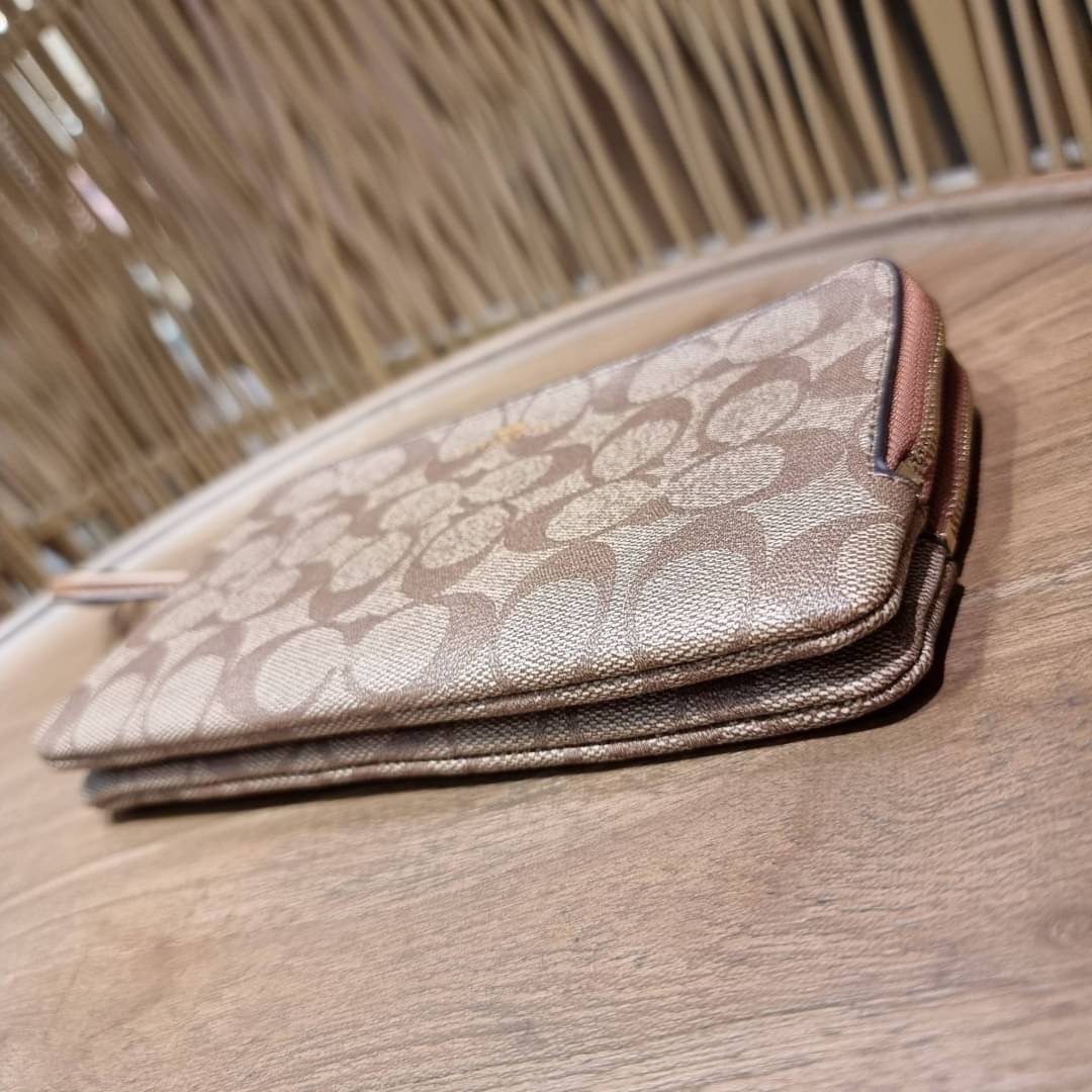 COACH F54057 DOUBLE ZIP WALLET IN SIGNATURE กระเป๋าคล้องมือ size L ใบนี้ใส่มือถือได้ทุกรุ่น ขนาดกำลังดี พกพาสะดวกมากๆ วัสดุหนังสังเคราะห์ ภายในเป็นผ้าสีสวยคม ใส่ธนบัตร ใส่บัตรได้เยอะ ใส่มือถือได้สบายๆทุกรุ่น ตอบโจทย์สาวๆที่ไม่ชอบพกเยอะวุ่นวายจ้า ใบนี้เอาอ