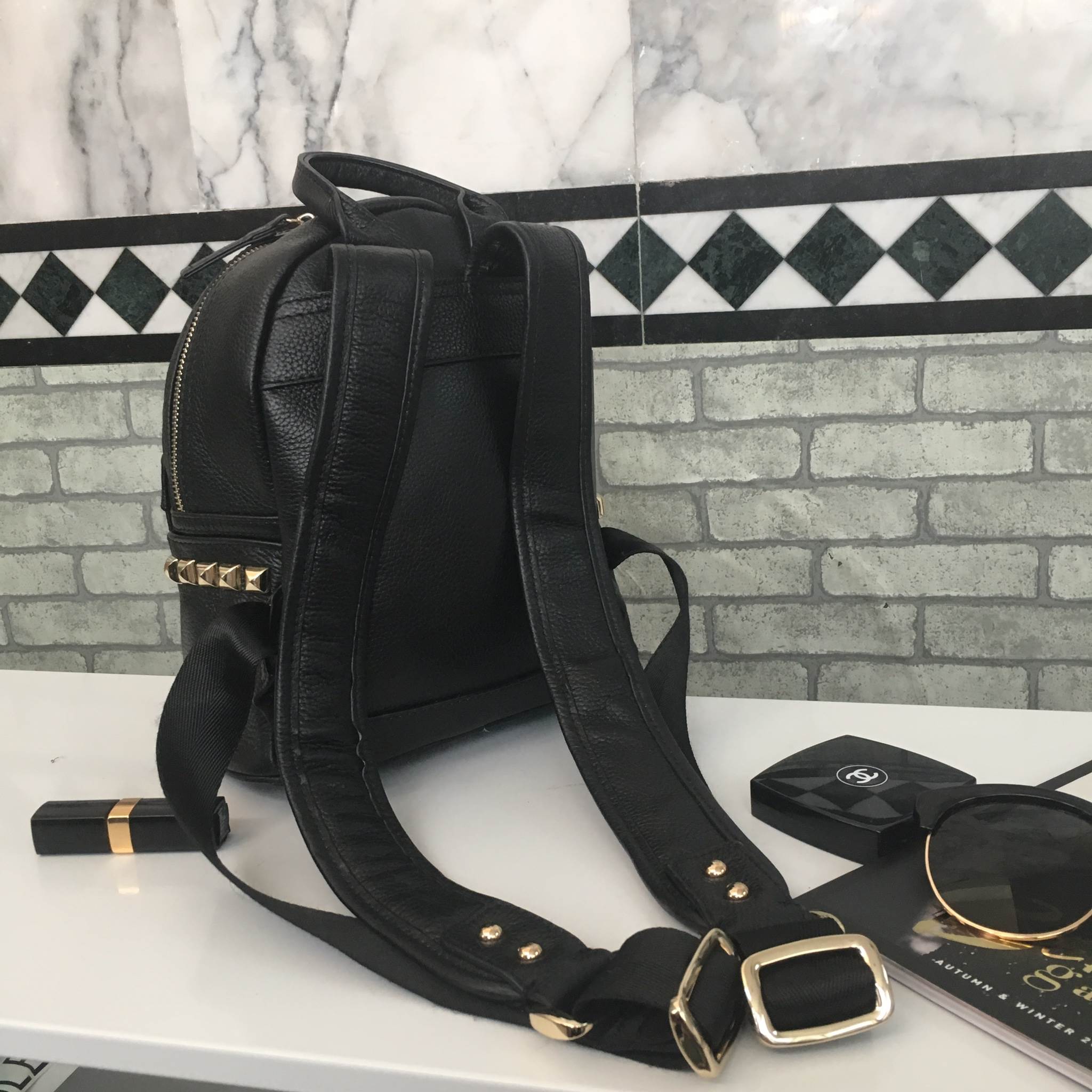 รุ่นใหม่ล่าสุดเลย ห้ามพลาดน๊า !!! งานหนังแท้ ทางร้านได้ รุ่นสุด Chic ทรง mini mini น่ารักๆ จากแบรนด์ KEEP มาฝากคะ กระเป๋า หนังแท้เนื้อดี ลายหนังชัด ทนทานคะ น้ำหนักเบา ดีไซด์ ทันสมัย เข้าได้กับทุกชุด สายสะพายเป็นหนังมีอัดแผ่นรองเพิ่มความนิ่มเวลาสะพายคะ ด้า