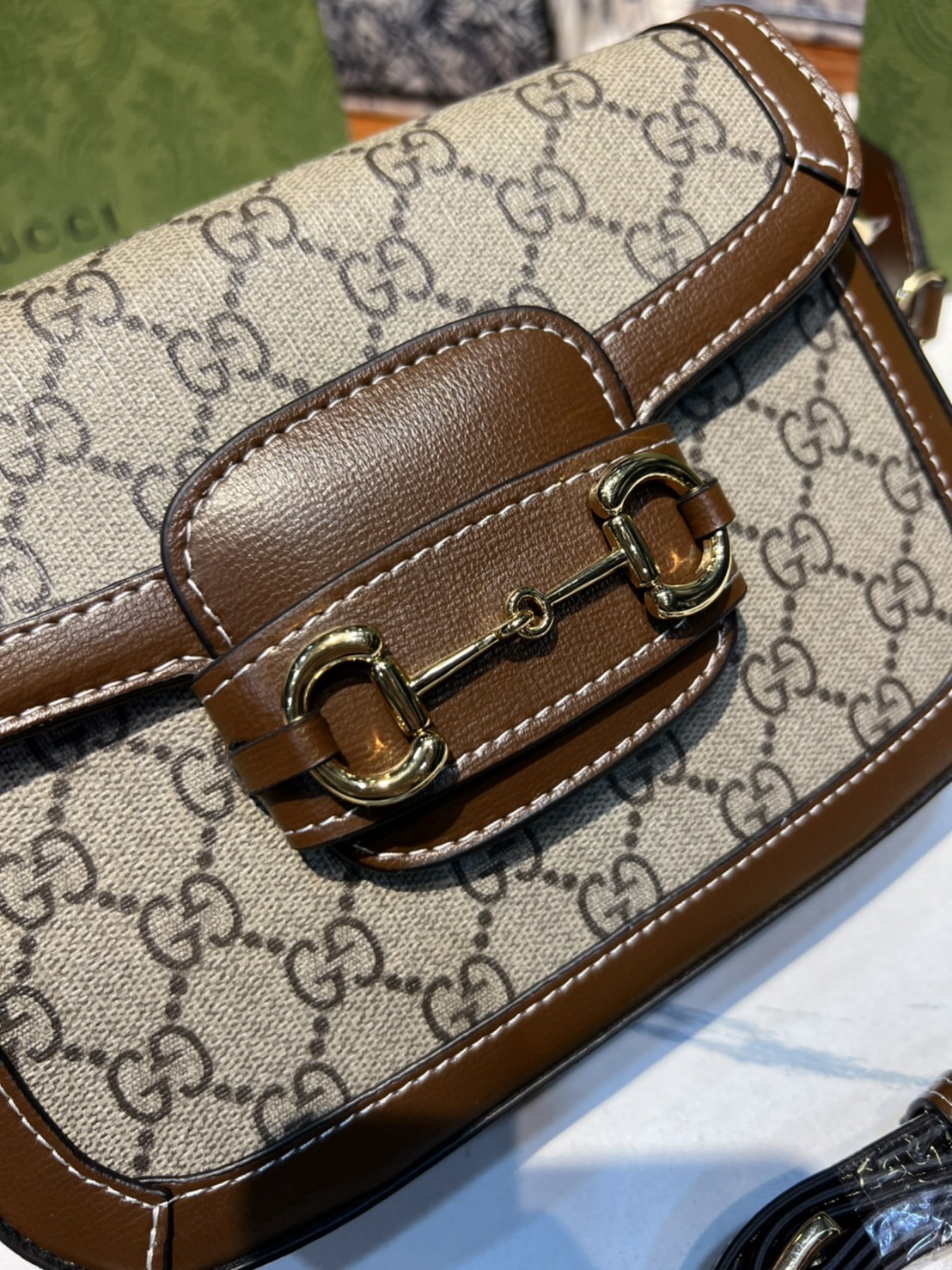 หนังแท้ GUCCI Horsebit 1955 mini bag GG Supreme canvas ที่สุดของรุ่นที่ฮอตหนักมาก คอลเลคชั่นที่ยอดขายดีตั้งแต่วันแรกที่ลง shop ด้วยรูปทรงที่กะทัดรัด ตอบโจทย์ได้ทุกลุค ทุกไลฟ์สไตล์ ใช้งานได้ง่ายคล่องตัว เรียกได้ว่าใครไม่มีได้ยังไง สวยขนาดนี้!!