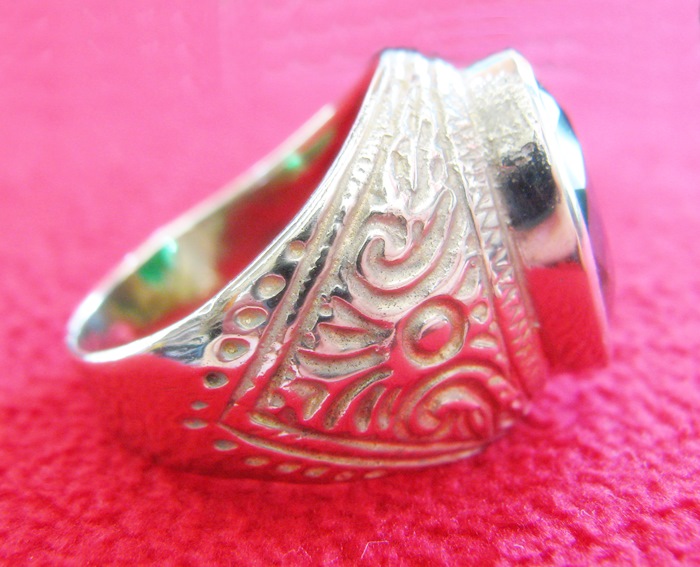 สินค้าจองค่ะ แหวนพลอยมรกตเนื้อทองขาว ด้านข้างลายมอญ(ราศีพฤษภ)ค่ะ