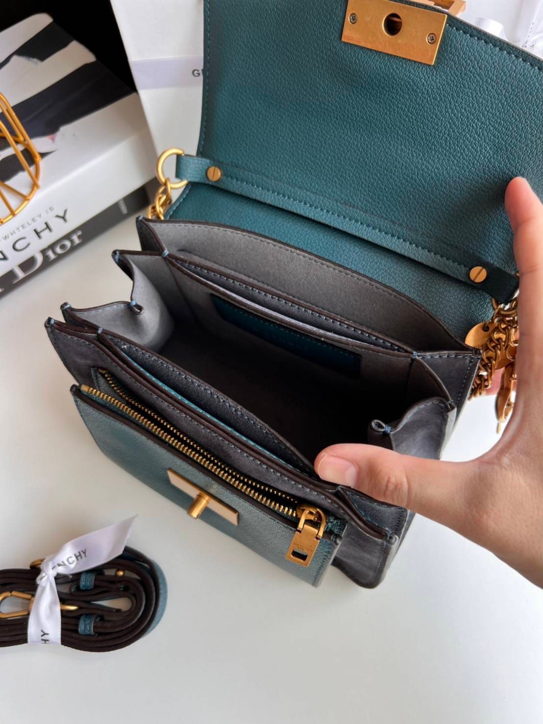 หนังแท้ GIVENCHY GV3 SHOULDER BAG พร้อมส่งที่ไทย