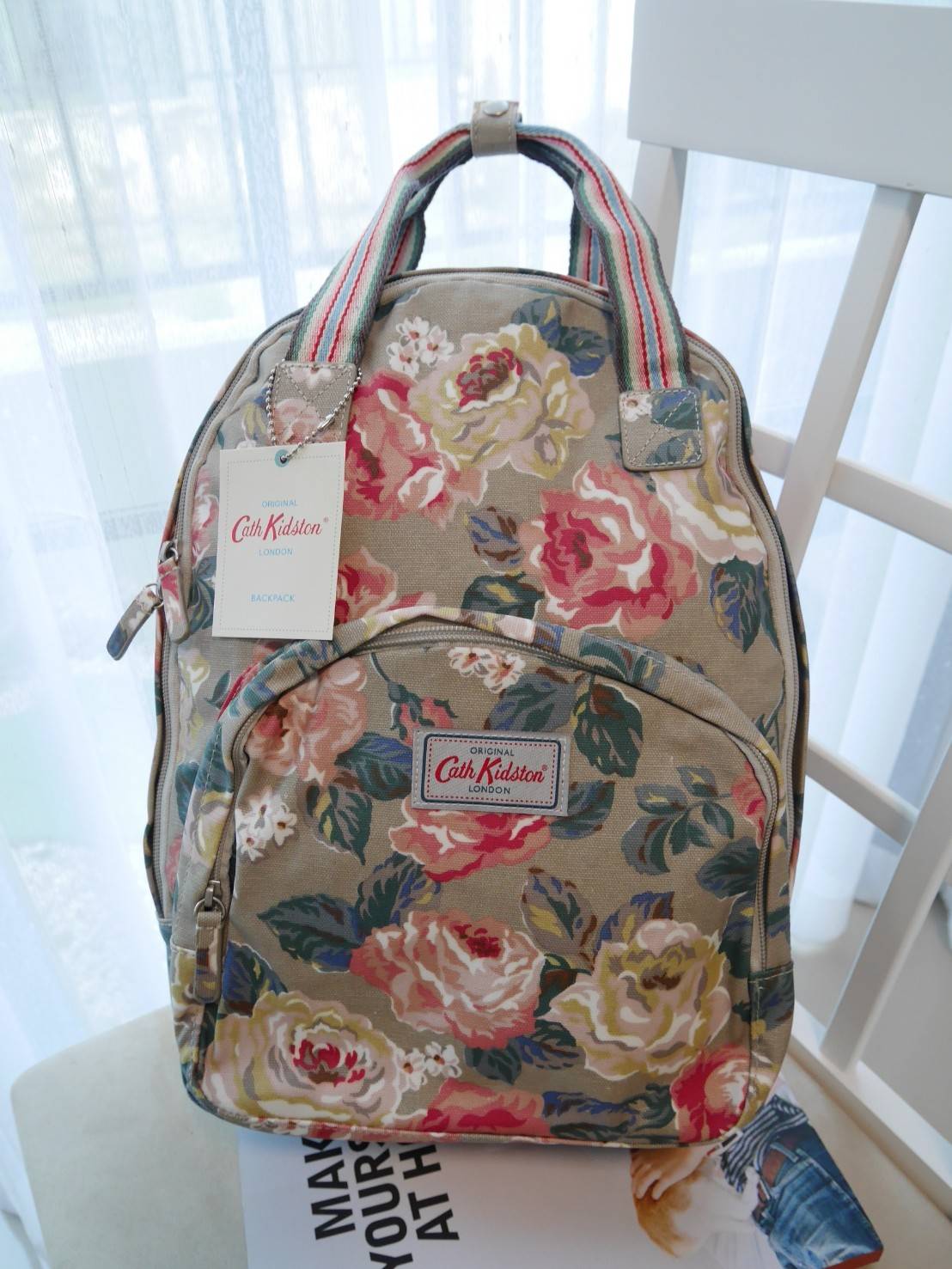 CATH KIDSTON BACKPACK BAG กระเป๋าเป้น่ารัก ตามแบบฉบับของแบรนด์นี้เลยค่า โดดเด่นด้วยหนัง PVC พิมพ์ลาย กันน้ำทั้งใบ ด้านในมีช่องซิปใหญ่ใส่ของ 2 ช่อง จุของได้เยอะ ใส่ IPAD / A4ได้สบายเลยค่ะ ด้านหน้ามีช่องซิปเล็ก 1 ช่อง ใส่ของจุกจิกหนิบได้สะดวก น้ำหนักเบา ใช้