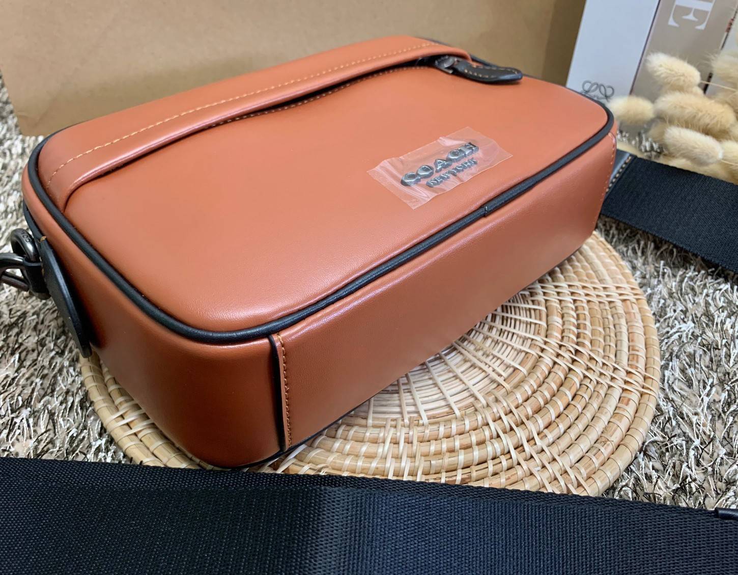 3สีเข้าใหม่งานคุณภาพอีกแล้วคับท่านน ทั้งสี ทั้งหนังสวยมากๆค่าา!! COACH GRAHAM CROSSBODY BAG ((39946)) พร้อมส่ง! กระเป๋าสะพายแบบครอสบอดี้ร์ ใช้ได้ทั้งชาย//หญิง หนังแท้อย่างดี เรียบหรูค่ะ ด้านหน้ามีช่องซิปซ่อนให้หนึ่งช่อง ช่องซิปหลักกว้าง ใส่ของจำเป็นได้ครบ