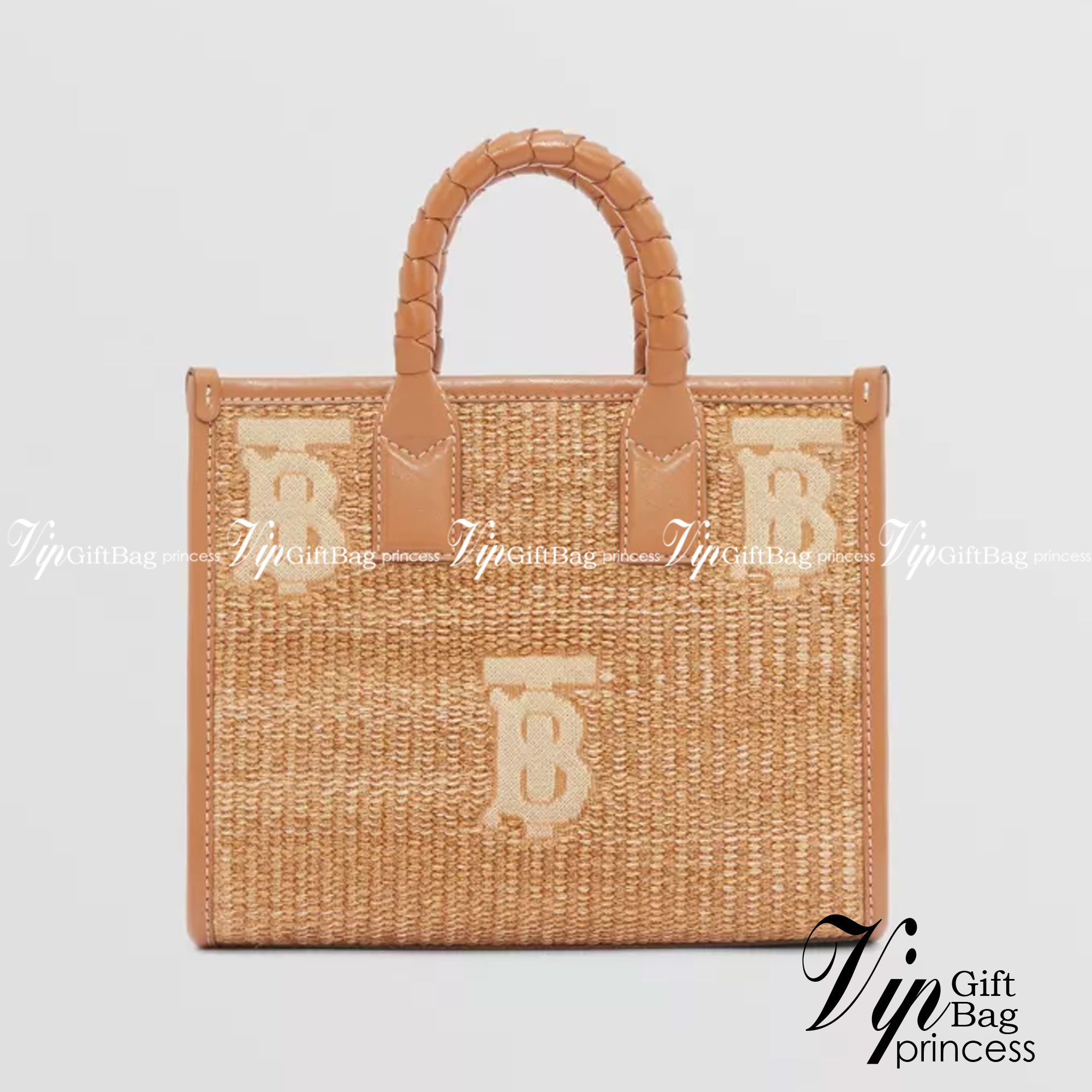 Burberry Freya Raffia Tote / Burberry Monogram Raffia Effect Mini Freya Tote / Burberry MiniTote อินเนอร์คือเริ่ด ความกระเป๋าสาน หน้าปักโลโก้แบรนด์เป๊ะ งานสไตล์วินเทจแมทลุคง่าย กระเป๋าทรงโท้ทมินิ ใบกะทัดรัด น่ารักน่าใช้ใจฟูมากๆ หูหิ้วในตัว และมีสายสะพายข้
