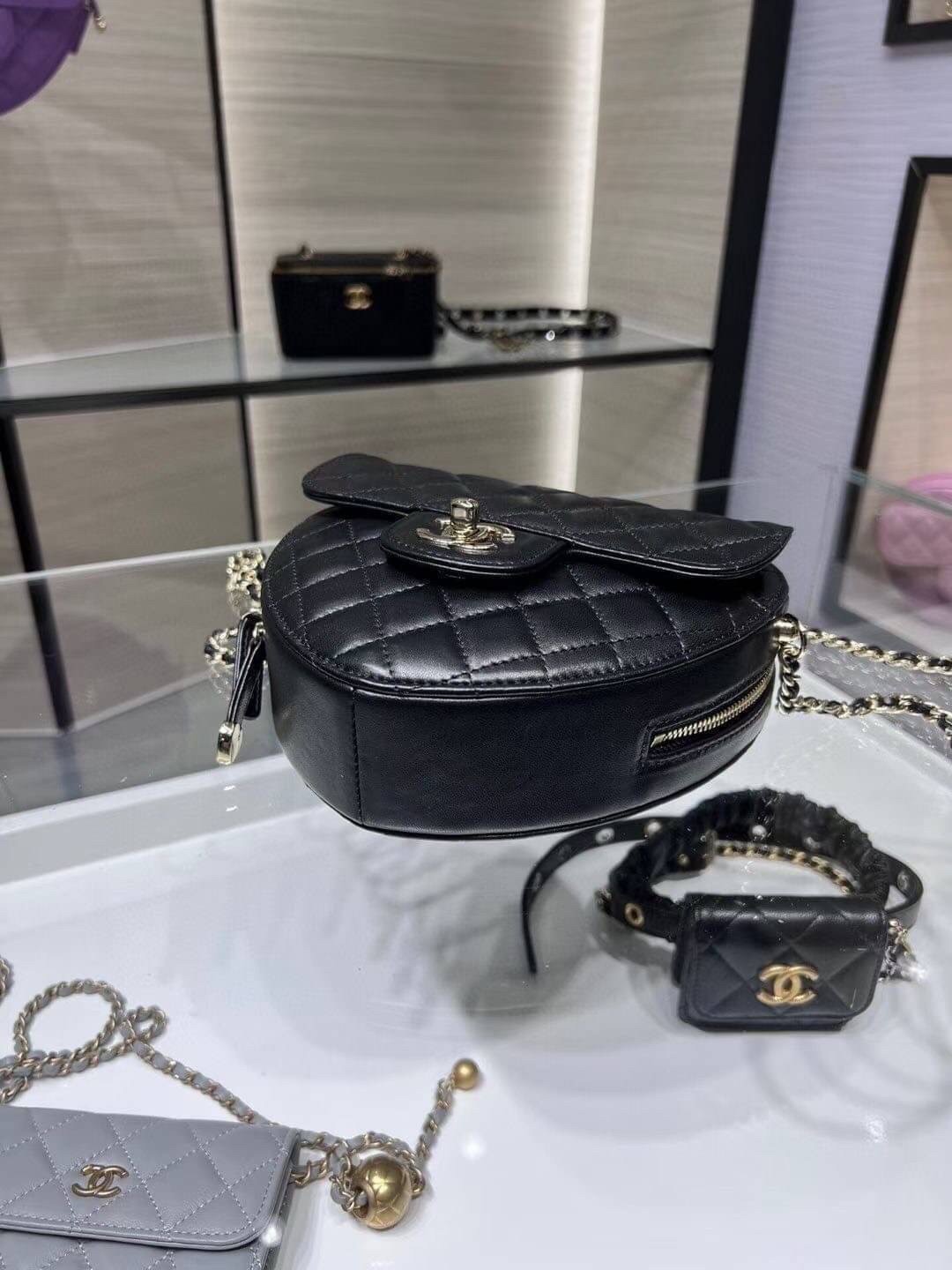 CHANEL Heart Bag 2022 SpringSummer Crossbody สวยมาก มงลงมาก!! กระเป๋าสะพายสุดคิ้วท์ ที่ดีไซน์รูปทรงหัวใจไม่ซ้ำใคร น่ารักทุกสี น่าใช้ไปเลยแม่!!