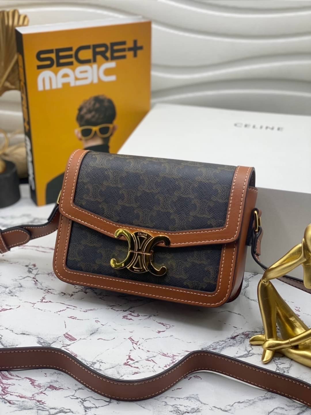 CELINE TRIOMPHE CROSSBODY BAG / CELINE TEEN ดีไซน์ยอดนิยมสไตล์ LISA ทรงสี่เหลี่ยมหนังสวยหรูอยู่ทรงเปิดปิดด้วยฝาปิดโลโก้แบรนด์อะไหล่ทอง ภายในมีช่องหลัก ช่องย่อย และช่องซิป สามารถใส่มือถือของใช้จุกจิกได้เยอะ มาพร้อมสายสะพายหนังยาวปรับระดับได้ จะสะพายไหล่ CR