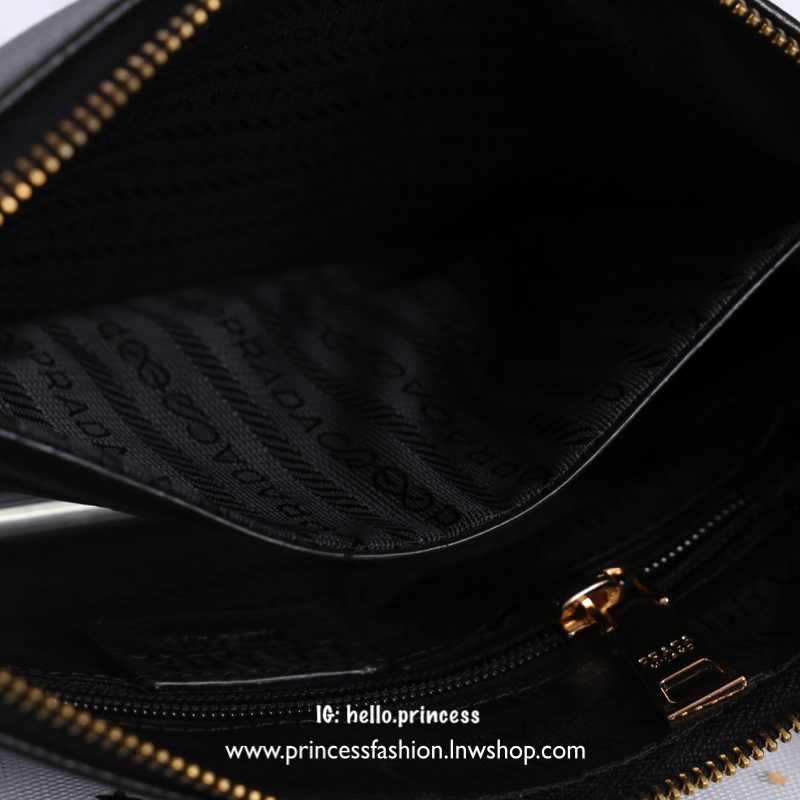 Prada leather top zip clutch pouch handbag สินค้า Premium gift จากเค้าเตอร์แบรนด์ต่างประเทศแท้ 100% กระเป๋า Clutch Prada หนังนิ่มน่าใช้มากค่ะ ดีไซน์เรียบหรู ด้านหน้ามีโลโก้ Prada อะไหล่ทองสวยดูเข้ากัน ซับในพิมพ์ลายแบรนด์ ด้านในมีช่องใส่บัตร ช่องซิป 1 ช่อง