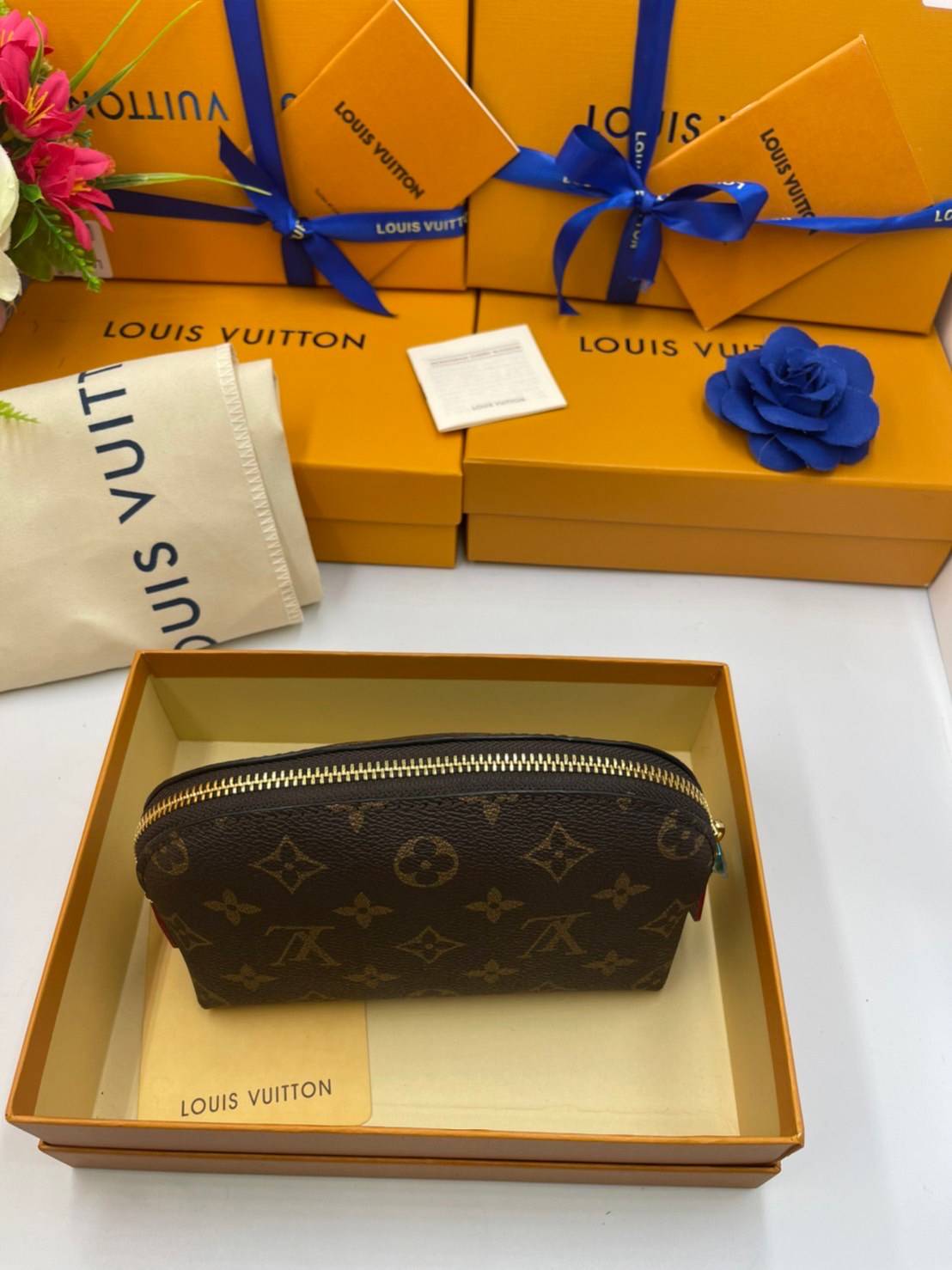 หนังแท้ LOUIS VUITTON COSMETIC POUCH Monogram พร้อมส่งที่ไทย กระเป๋าใส่เครื่องสำอางขนาดกะทัดรัดนี้ในผ้าใบ Monogram สามารถใส่ลงในกระเป๋าถือหรือกระเป๋าเดินทางได้อย่างง่ายดาย รูปร่างกลมและฐานแบนช่วยให้เข้าถึงผลิตภัณฑ์ขนาดเล็กได้