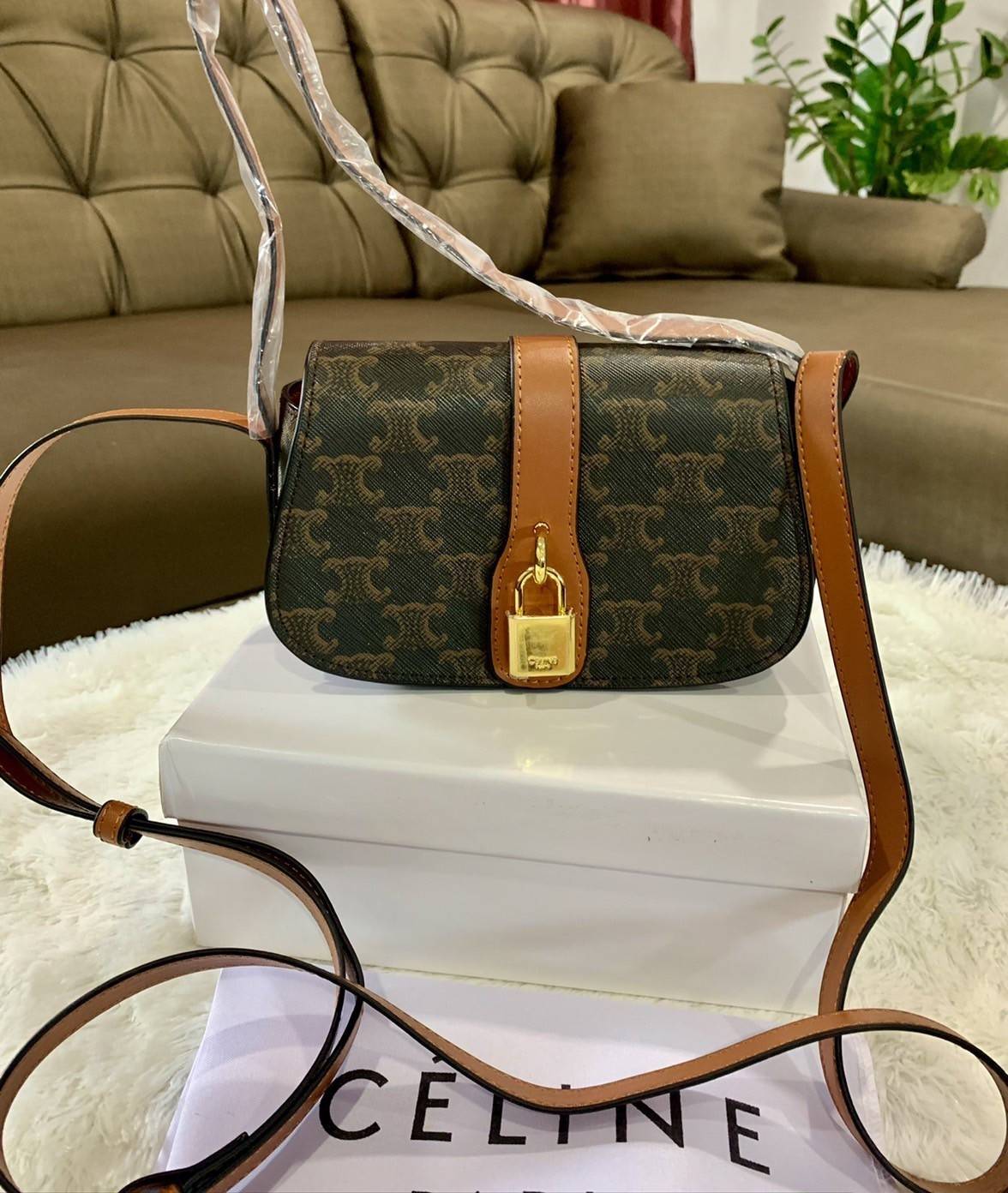 VIP 】CELINE TABOU CLUTCH BAG CELINE MINI CROSSBODY BAG (GWP) วัสดุ Triomphe Canvas หนังสวยอยู่ทรงกันน้ำได้ ขนาดกำลังน่ารัก การออกแบบที่เน้นความเรียบแต่หรู มาพร้อมสายสะพายสั้นและสายสะพายยาว สำหรับสะพายไหล่ สายปรับระดับสั้น-ยาวได้ (ถอดไม่ได้) โดดเด่นที่ด้าน