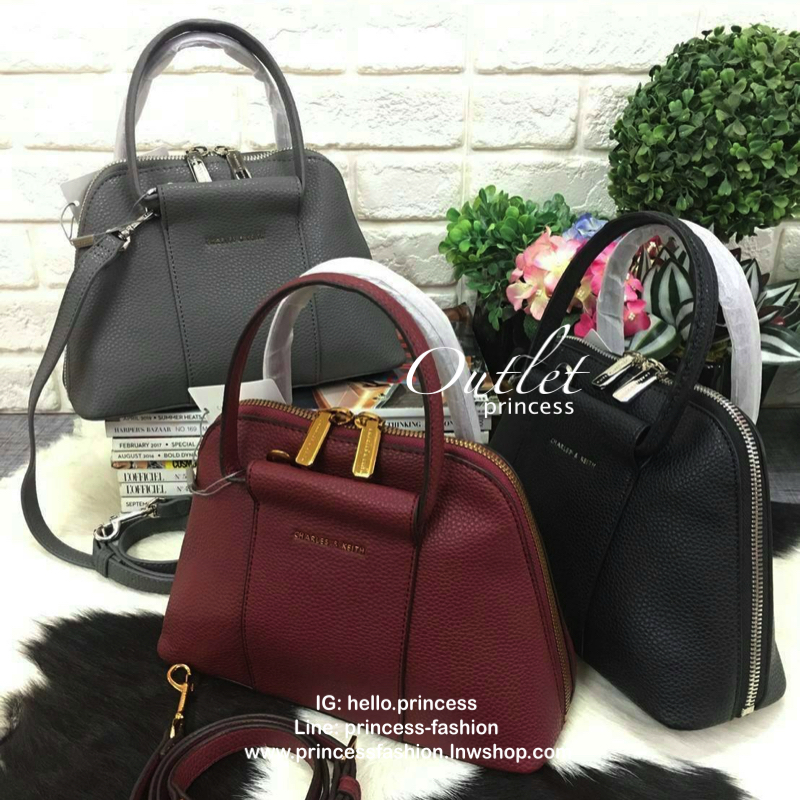 CHARLES & KEITH MINI RING HANDLE DOME BAG 2019 กระเป๋าสะพายขนาดเล็กหนัง pu ลาย pebble ทรงโดม หนังนิ่มอยู่ทรง ด้านหน้าโลโก้โลหะนูน เปิด-ปิดด้วยซิป ซิปคู่ รูดได้สุดใบ เปิดได้กว้างสะดวกหยิบสัมภาระ ภายในมีช่องซิปเล็ก 1 ช่องและช่องย่อย ใส่กระเป๋าเงินยาวได้ มีส