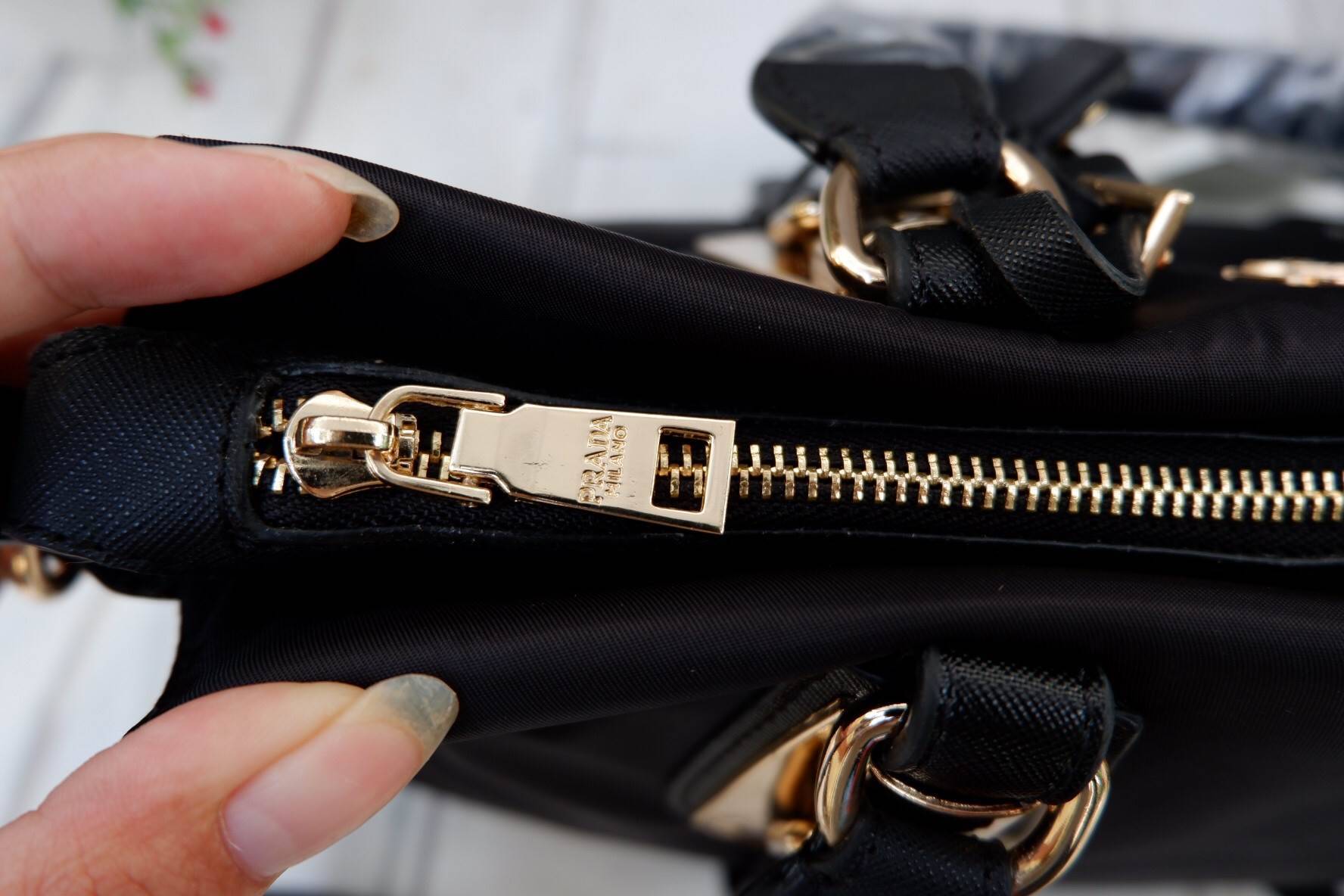 รุ่นขายดีเว่อวัง กลับมาแล้วค่า! กระเป๋าสะพาย จากงานพรีเมี่ยมกิ้ฟ แบรนด์ PRADA เป็น กระเป๋าผ้าไนล่อน สลับหนัง จุของได้เยอะ สะพายไหล่ได้ เปิดปิดด้วยซิป ถือก็สวยๆ มีสายยาวค่ะ ใช้แล้วสวยมากๆคุ้มเกินราคารับประกัน รีบช้อปก่แนหมดน้าาา Don't miss เลยค้าาา