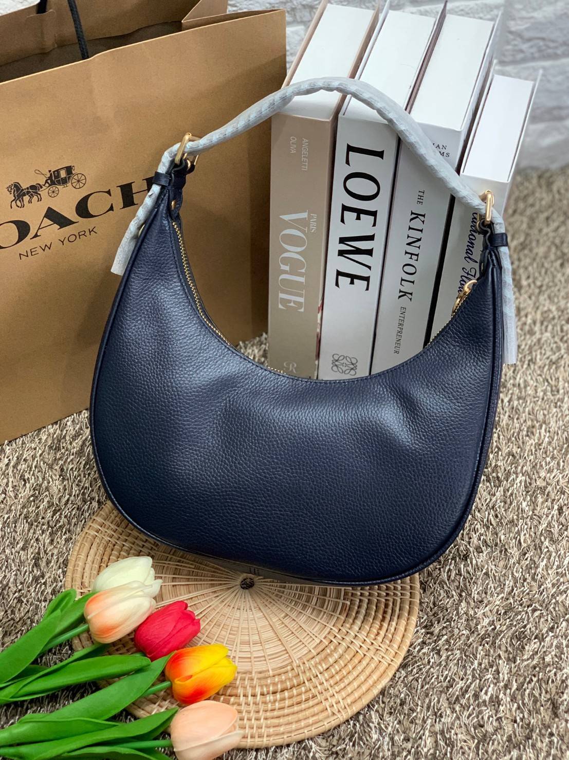 COACH BAILEY HOBO WITH WHIPSTITCH ((C4108//C1322)) พร้อมส่งที่ไทย!! สวยจริงไม่จกตาแน่นอนค่าา กระเป๋าทรงโค้ง ใช้แบบหิ้วหรือคล้องไหล่ก็ดูดี ใช้วัสดุหนังแท้ชั้นดี หนังสวยมากๆค่ะ ด้านหน้าใช้อะไหล่แบรนด์ตัวใหญ่ หรู ดูสะดุดตามีเดียว