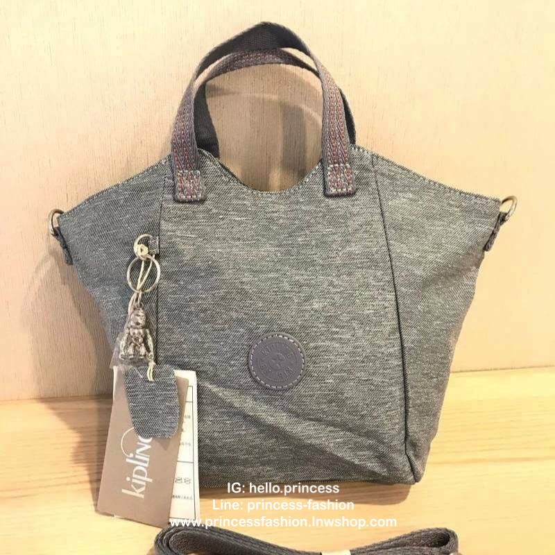 Kipling Small Cross-Body Bag รุ่นMayday อีกหนึ่งคอลเลคชั่นที่น่าสนใจ ขนาดกำลังพอดี น้ำหนักเบา เปิดปิดด้วยซิปเดียว ภายในใส่มินิไอแพค กระเป๋าสตางค์ หรือของใช้จุกจิกได้เยอะเพิ่มสายสะพายปรับสั้นยาวและถอดออกได้ ประดับด้วยลิงเป็นสัญลักษณ์ น่ารักใสๆอีกหนึ่งรุ่นท