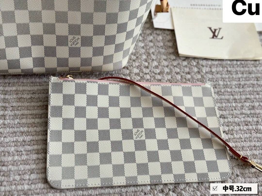 LV Neverfull MM bag กระเป๋าสะพายทรโท้ทใบใหญ่ ขนาดยอดนิยมจุของได้เยอะ มาพร้อมใบลูก สะพายไปเที่ยวต่างจังหวัดคือดีงามมากจ้า หรือจะสะพายไปทำงาน ไปต่างประเทศก็สะดวก ราคาสุดคุ้ม จับจองเป็นเจ้าของได้เลยตอนนี้จัด!!