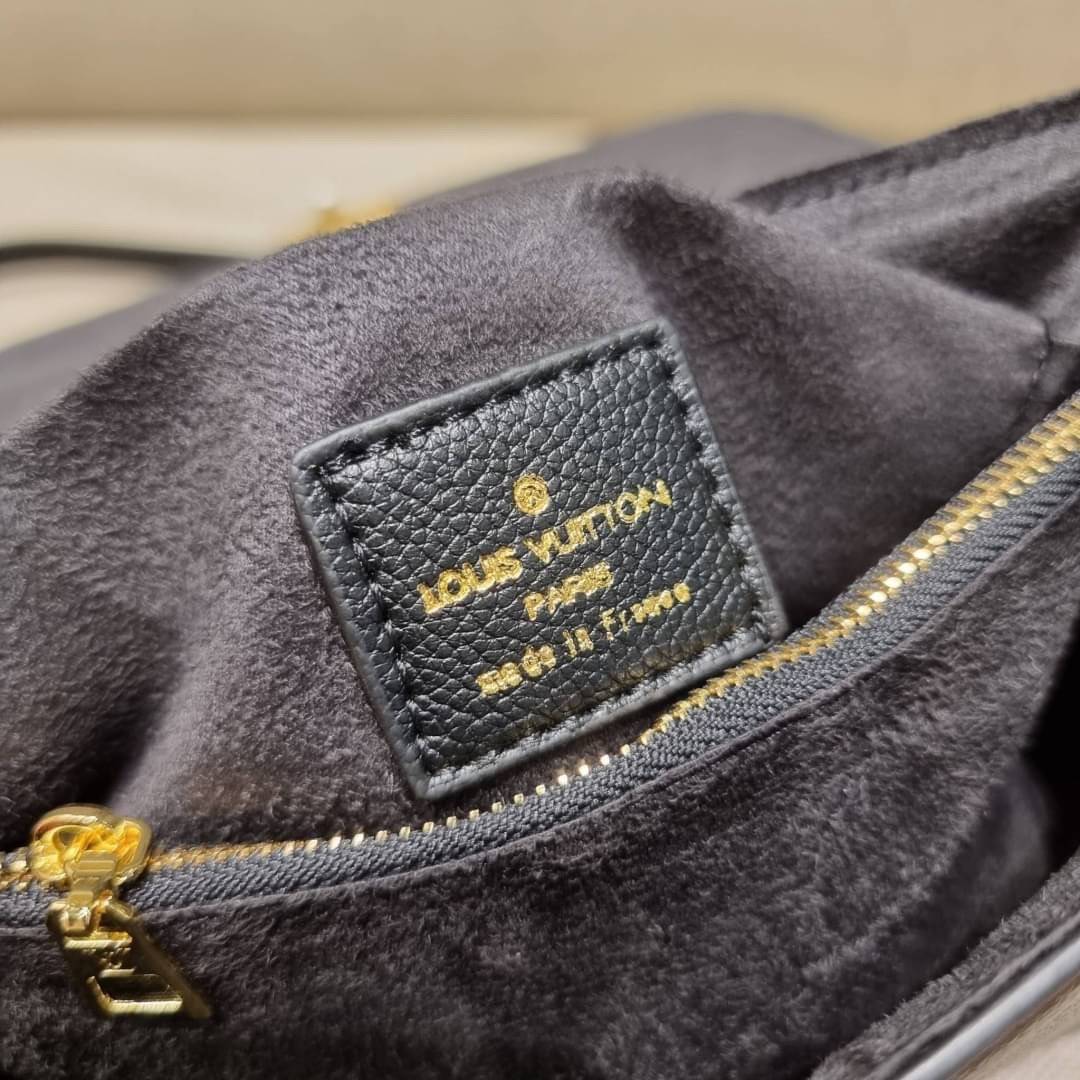 VIP 🥂 LV MADELEINE BAG ใหม่ล่าสุด อีกหนึ่งรุ่นคลาสสิคหายาก ที่สาวๆรอคอย กระเป๋าถือ/สะพายข้าง ดีไซน์เรียบง่าย แต่เต็มไปด้วยดีเทลความหรู วัสดุหนังวัวปั๊มลายเอกลักษณ์ เปิด‐ปิดด้วยอะไหล่กดล็อคสีทองหรู และมีพวงหนังห้อยพิเศษแถมมาให้ด้วย ภายในแบ่งสัดส่วน