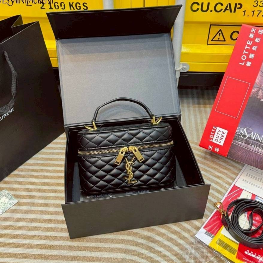 YSL gaby vanity bag กระเป๋าถือ/สะพาย ใส่เครื่องสำอางค์ ทรงกล่องสวย ที่สามารถใช้เป็น everyday bag สะพายได้ทุกวัน พลาดไม่ได้เลยกับคอลสุดหรู