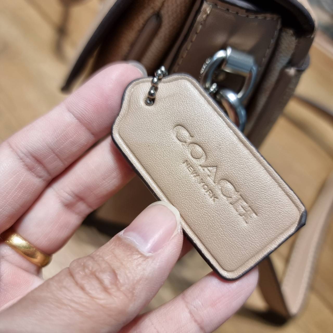 COACH 68349 CASSIE CROSSBODY IN SIGNATURE CANVAS เรียบหรู ดูดี ก็ต้องไอเท็มนี้ไม่อยากให้พลาด!! พาสเทลละมุนมากๆ สะพายแล้วดูแพงมากๆ สวยเลิศ กระเป๋าถือ/สะพายข้าง วัสดุหนังแคนวาสสลับหนังแท้ เปิด-ปิดด้วยตัวบิดล็อคแน่นหนา ภายในแบ่งสัดส่วนอย่างดี ใส่ของได้ครบสบา