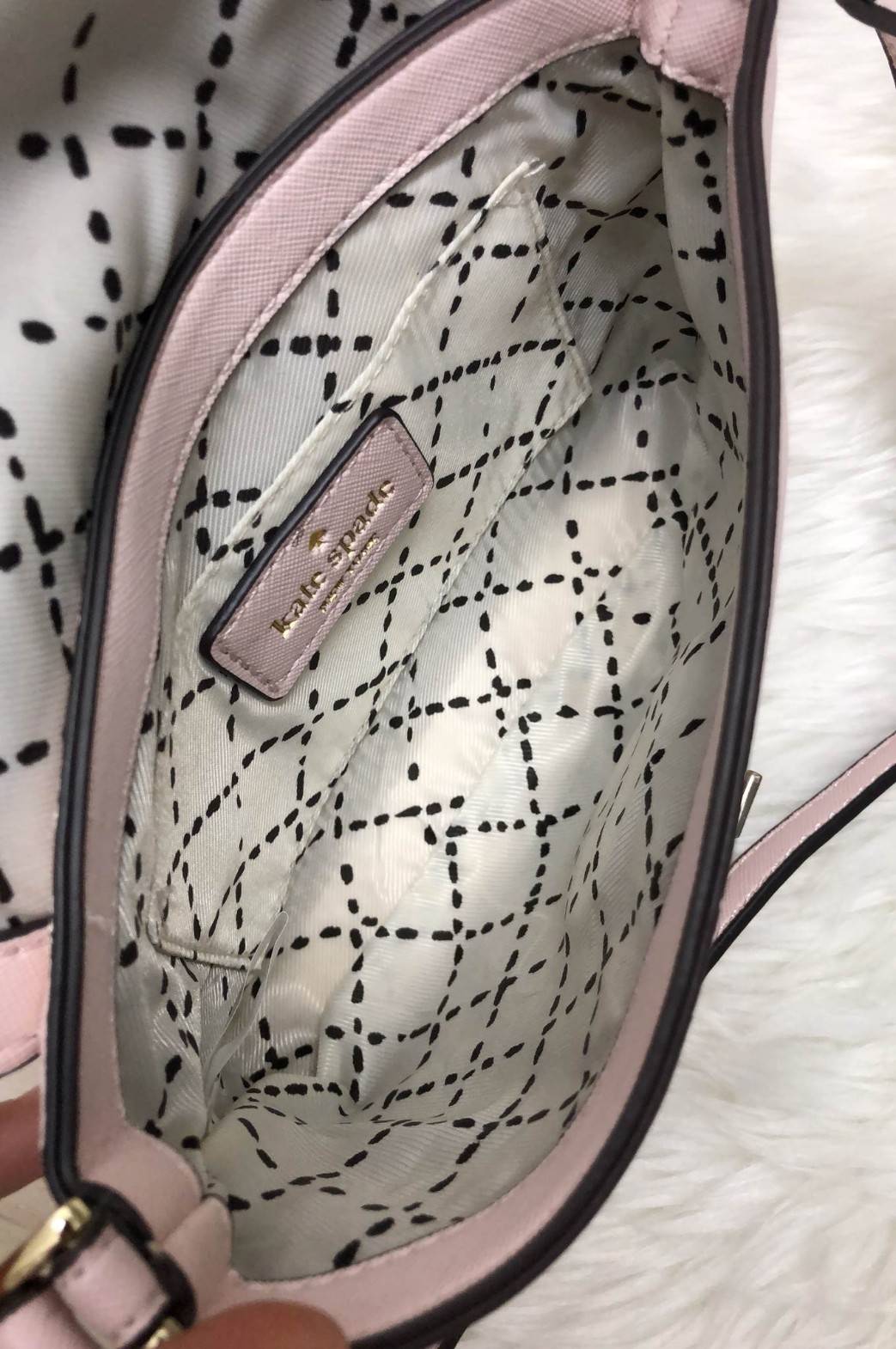 Kate Spade New York Crossbody Bag กระเป๋าสะพาย crossbody size mini กำลังน่ารัก วัสดุหนังลาย saffiano น้ำหนักเบา ด้านหน้ามี logo brand เปิดเปิดกระเป๋าแบบหมุนล็อค ภายในโล่งใส่มือถือได้ทุกรุ่น ใส่กระเป๋าสตางค์ใบสั้น, มือถือได้ทุกรุ่น ภายในมี 1 ช่องเล็ก ใส่มื