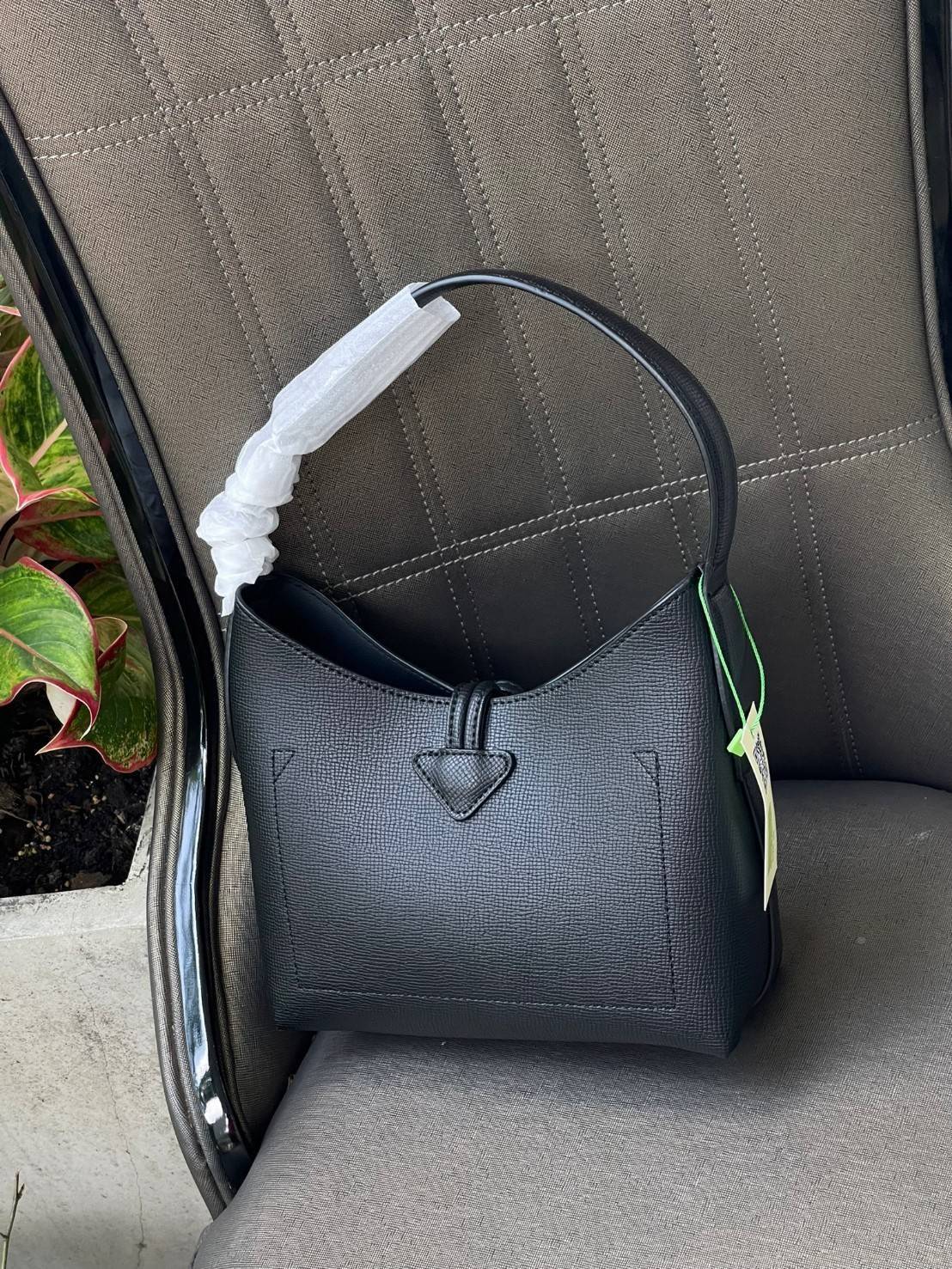 Longchamp ROSEAU Sac porté épaule XS กระเป๋าสะพายไหล่ซึ่งเป็นหนึ่งในแฟชั่นไอเทมที่สาว ๆ ส่วนใหญ่จะต้องมีไว้ใช้งานกันอย่างน้อยคนละหนึ่งใบแน่นอน ใช้งานสะดวก คล่องตัว ทั้งยังมีดีไซน์ให้เลือกหลากหลายตั้งแต่แบบหรูหรา น่ารักสดใส ไปจนถึงเรียบโก้ ให้คุณเลือกหยิบม