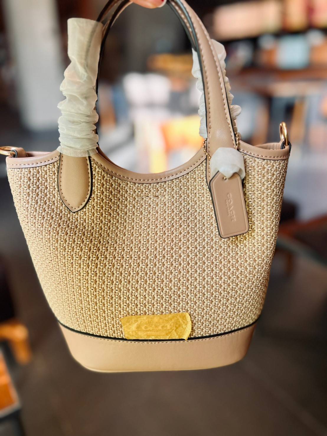 Coach Hanna Bucket Bag In Straw And Smooth Leather 7" กระเป๋าทรงถังงานทอน้ำหนักเบา จุของได้เยอะ เกรดท็อปออริ เกรดดีสุด สลับแท้ 1:1 ใช้ต่างประเทศได้