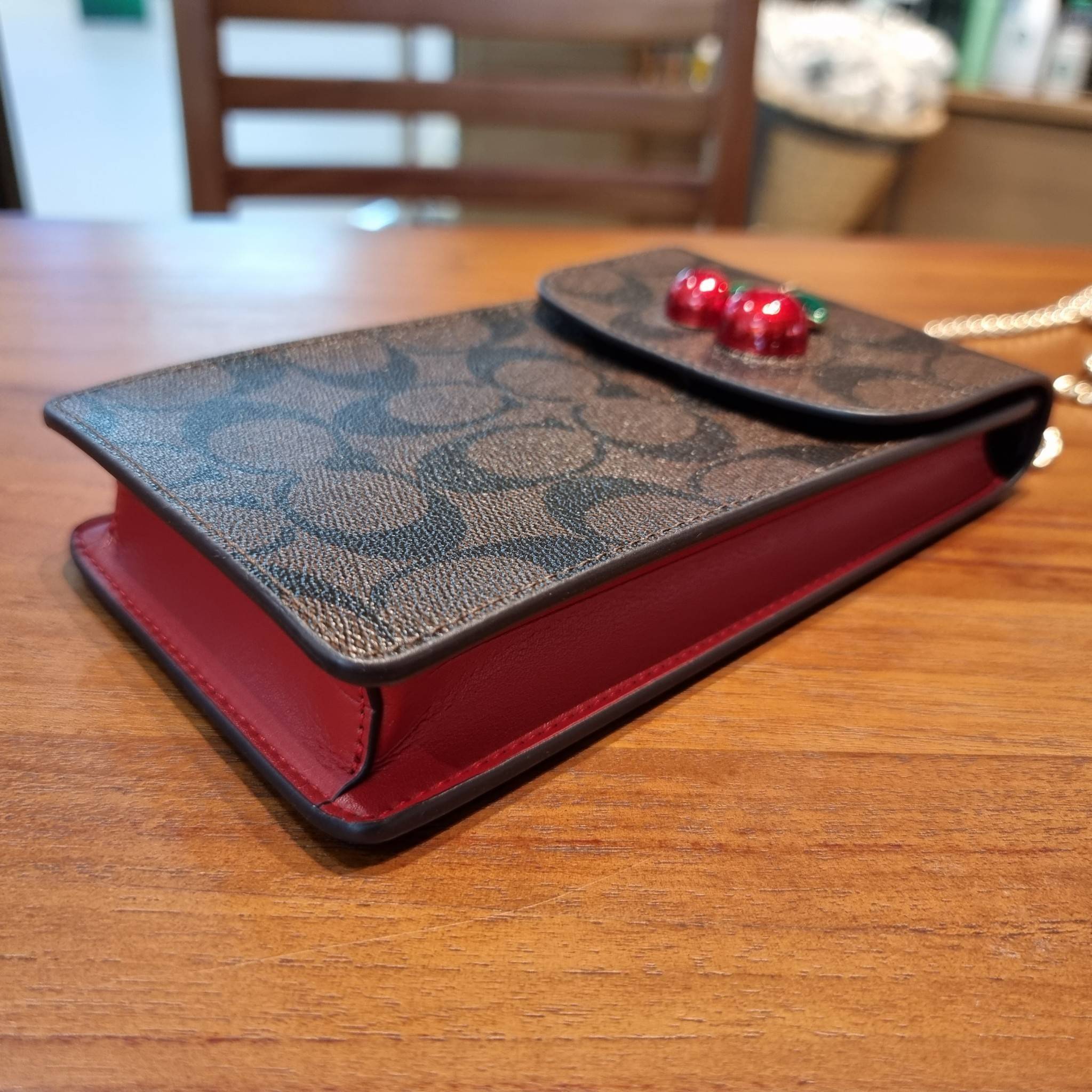 COACH F73486 NORTH/SOUTH PHONE CROSSBODY IN SIGNATURE CANVAS WITH FRUIT 🍒🍓🍋 แจกความสดใสกันอีกครั้ง!! กับกระเป๋าสะพายเอนกประสงค์ Case phone ใส่โทรศัพท์มือถือได้ทุกรุ่น ดีไซน์ลายผลไม้ฉ่ำๆ สวยมีเสน่ห์ 💖 วัสดุหนังแคนวาสคุณภาพ ฝ