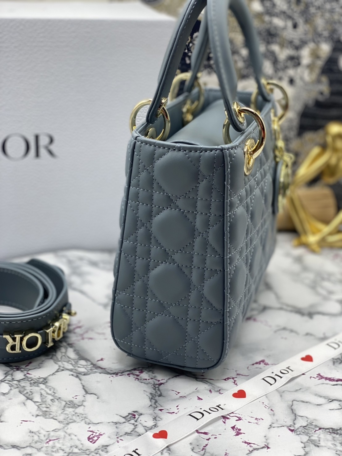 หนังแท้ DIOR LADY BAG 20cm ความสง่างามอีกหนึ่งรุ่นของ Dior รูปทรงสีเหลียม ขนาดกระทัดรัด ตั้งอยู่ทรง ฐานกระเป๋าแข็งแรง มีหมุดรองฐาน ดีไซน์ที่มีเอกลักษณ์เฉพาะตัว ด้านหน้าตกแต่งด้วยตัวอักษร D.I.R ห้อยเป็นพวงกุญแจ จะถือด้วยมือหรือสะพายไหล่ก็ดูดีมากๆ ค่ะ