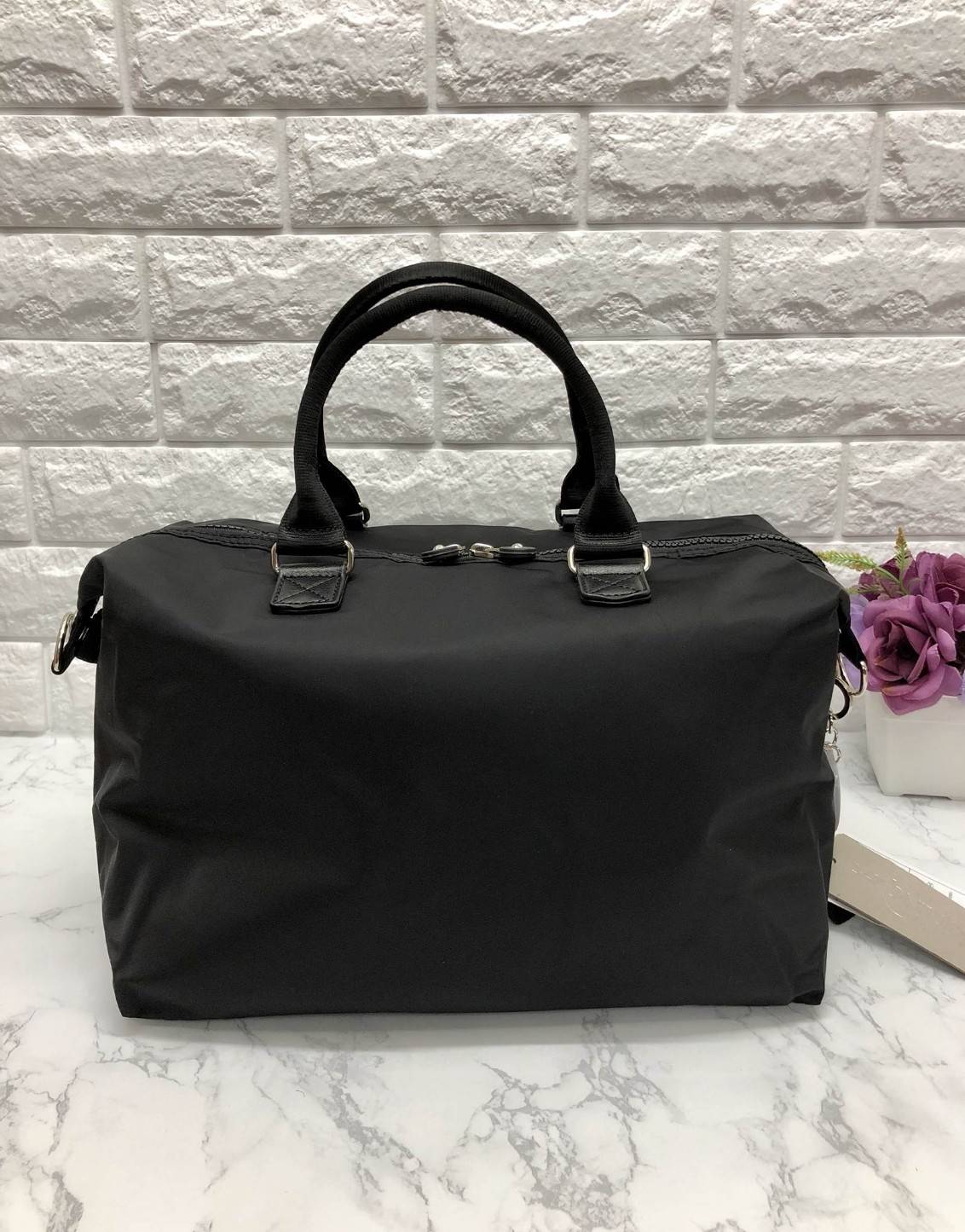 Kipling Tiram Handbag 2018 (Kipling oem factory HK.) กระเป๋าถือหรือสะพายขนาดกลาง วัสดุ nylon กันน้ำในระดับนึงค่ะ เปิดปิดกระเป๋าแบบซิปคู่ ภายใน กระเป๋าโล่งกว้าง มีข่องซิป และช่องเล็ก และช่องขนาดกลาง เสริมนวมกันกระแทก พร้อมสายห้อยกุญแจ ด้านข้างกระเป๋า สามาถ