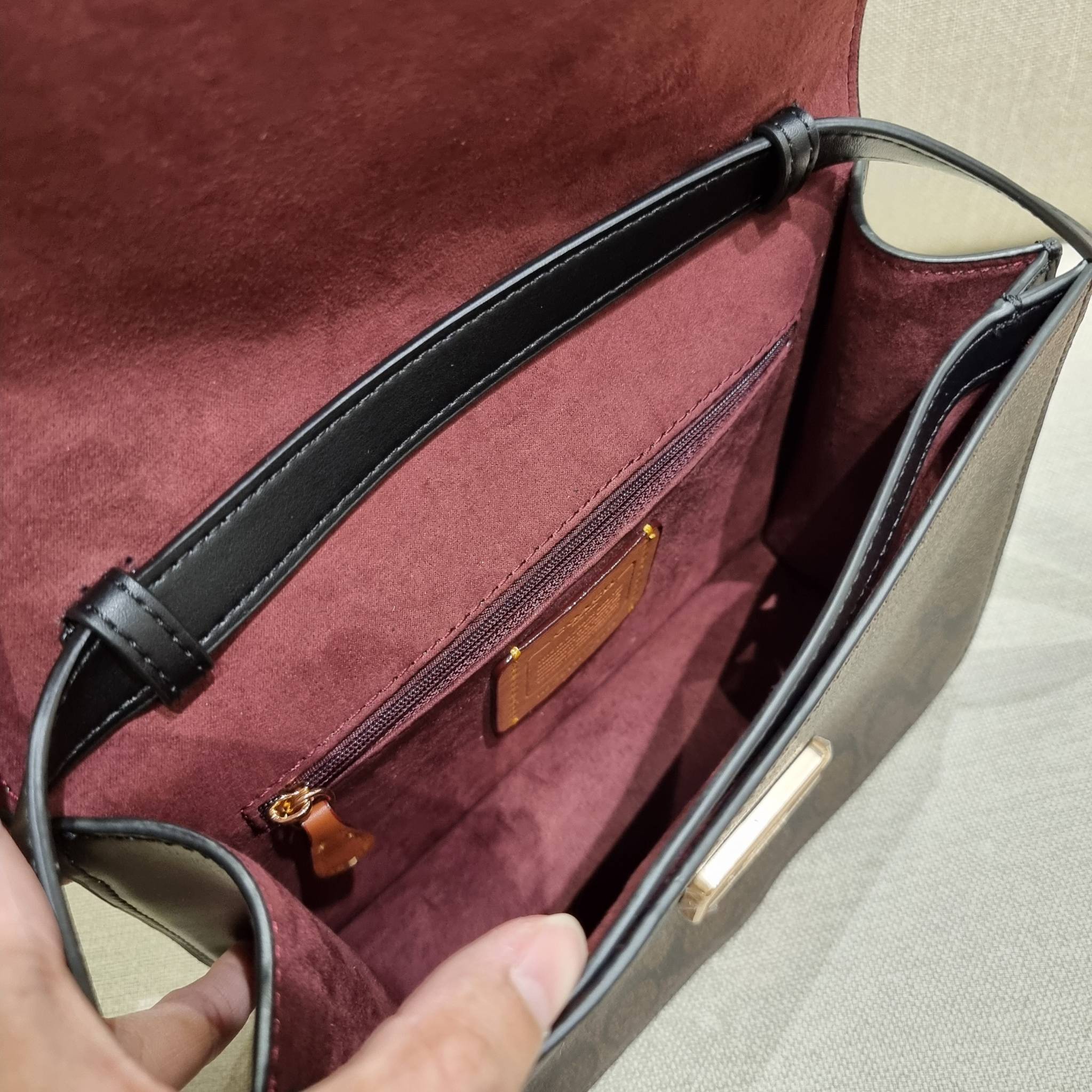 COACH C5633 BRYNN FLAP CROSSBODY IN SIGNATURE CANVAS แซ่บที่สุด ใหม่ที่สุด!! คอลเลคชั่นใหม่!! มองยังไงก็หลงรักละสายตาไม่ไหว กระเป๋าสะพายข้างลุคไฮน์ ที่ดีไซน์ออกมาได้ปัง และดูแพงมากๆ ด้วยดีเทลคลาสสิค รูปทรงใช้งานง่าย เรียบๆแต่มีดีเทล วัสดุหนังแคนวาสสลับหนั