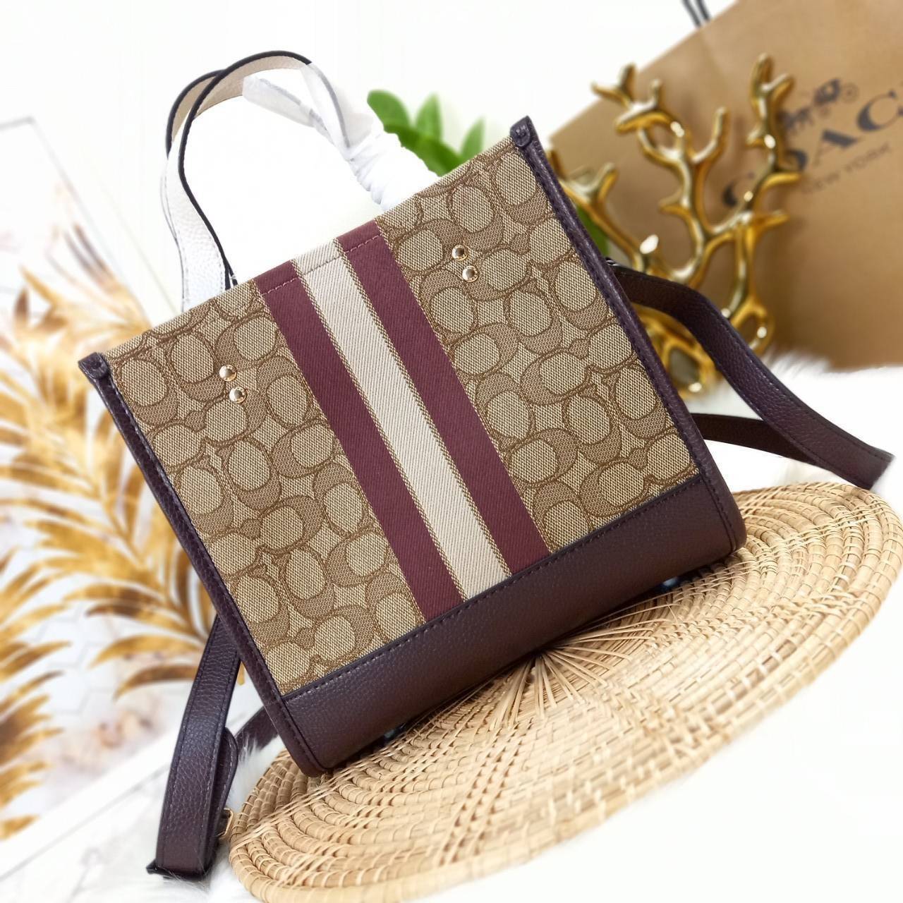 OUTLET 】COACH DEMPSEY TOTE 22 IN SIGNATURE JACQUARD WITH STRIPE AND COACH PATCH (C8406) สีใหม่ น่าใช้อีกแล้ววว 🌺กระเป๋าTOTE ทรงฮิตขนาดกำลังดี มีสายสะพายยาว ถอดได้ ปรับระดับได้ //ลุคไหนๆจัดว่าเกิดทุกงาน //วัสดุ Jacquard ทอลาย signature คาดแถบสีด้าน