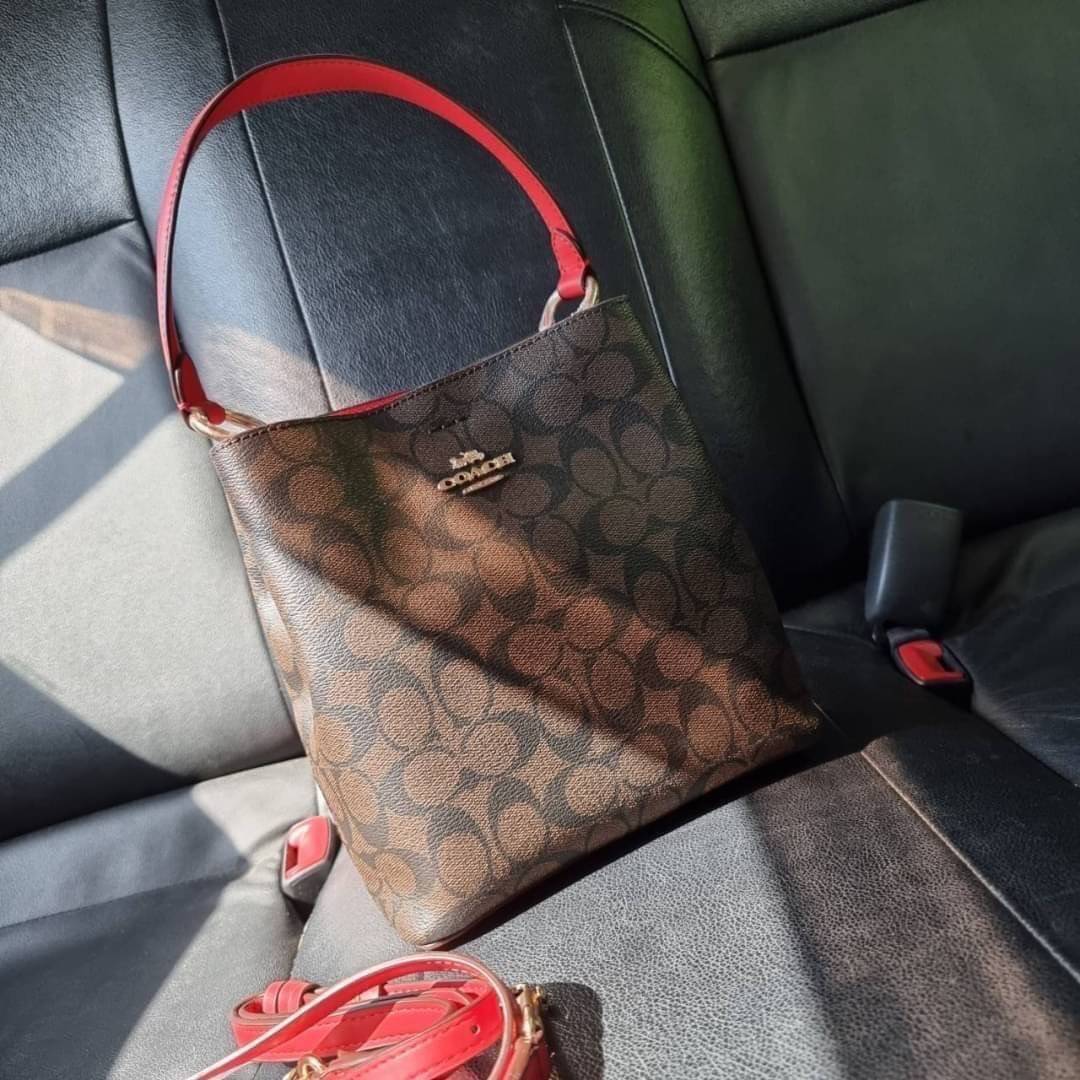 COACH 2312 SMALL TOWN BUCKET BAG IN SIGNATURE CANVAS รุ่นยอดนิยมใบเล็กมาครบสีแล้วจ้า กระเป๋าทรงบัคเก็ต สีผู้ดี๊ผู้ดี ตัวกระเป๋าดีไซน์คลาสสิคลายซี ดูโดดเด่น วัสดุหนังแคนวาสเคลือบลาย สวยคมทุกมุมจริงๆ!! เปิด-ปิดด้วยกระดุมแม่เหล็กทั้ง 2 ฝั่ง ภายในเป็นช่องโล่ง