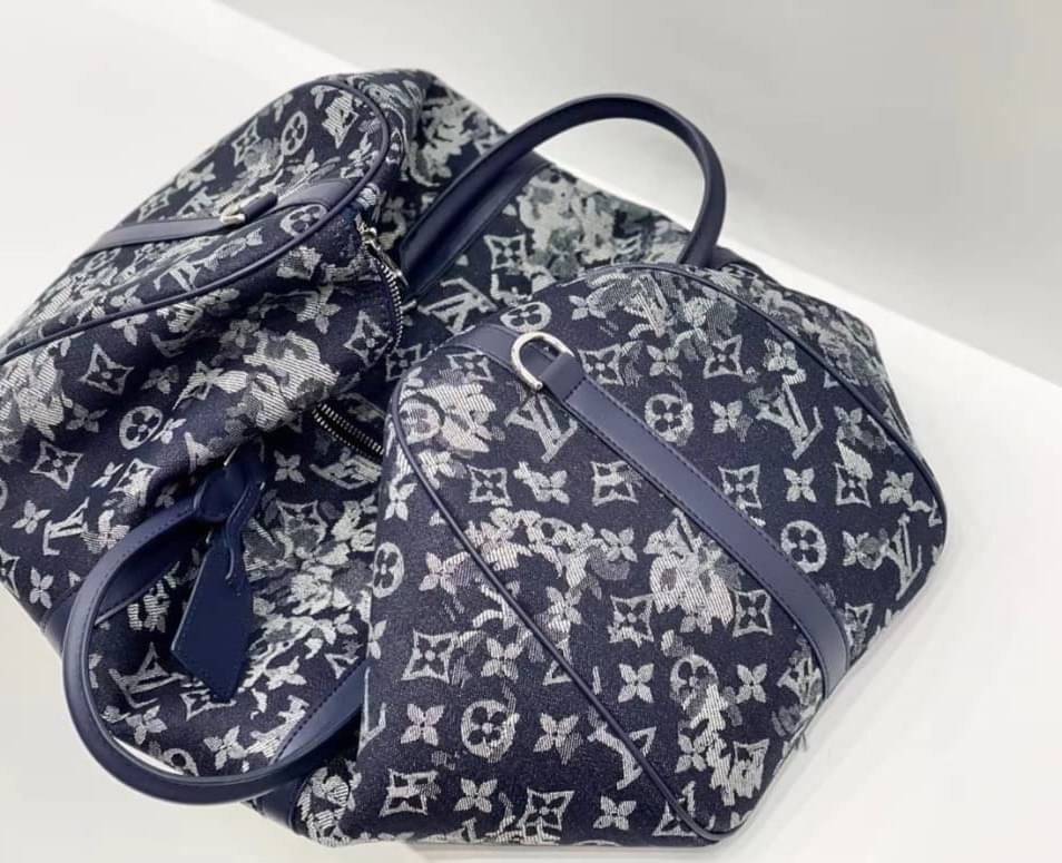 LOUIS VUITTON MONOGRAM DENIM / LV Denim Travel กระเป๋าเดินทาง อีกรุ่นขายดี!!! ของมันต้องมี ♡ มาใหม่ กระเป๋า TRAVEL BAG ใส่ของได้เยอะมาก ทรงสวย พิมพ์ลายชัดเจน มาพร้อมสายสะพายข้างสวยหรู ดูแพงคะ! พร้อมส่งที่ไทย