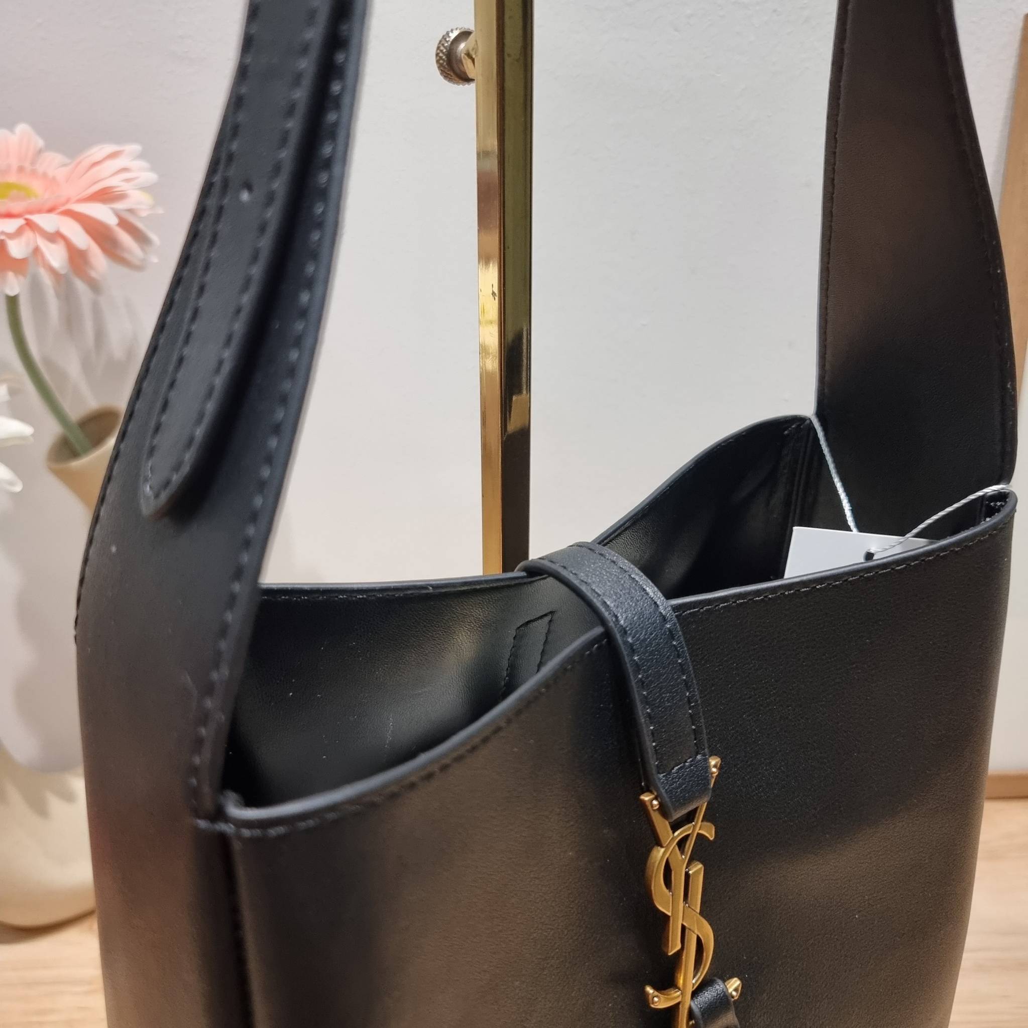 YSL LE 5 À 7 SOFT SMALL IN SMOOTH LEATHER รุ่นยอดฮิต ที่ใครๆก็ต้องมีครอบครอง กับกระเป๋าสะพายทรงโฮโบ ดีไซน์สุดคลาสสิค