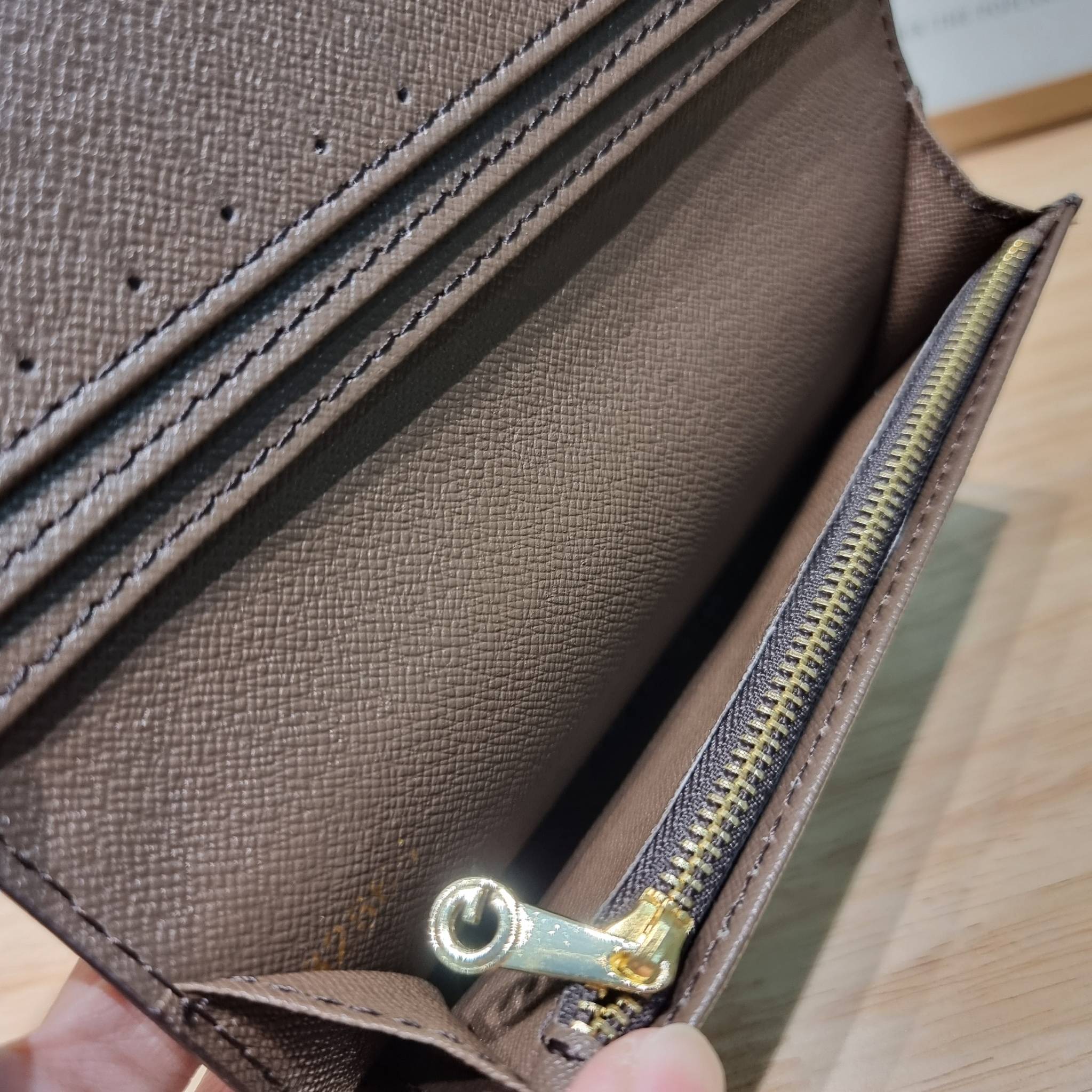 Goyard Bi Fold Long Wallet / GOYARD FLAP WALLET / Goyard Long Wallet กระเป๋าสตางค์ใบยาว รุ่น unisex ที่ใช้ได้ทั้งหนุ่มๆและสาวๆ ไอเท็มนี้ตอบโจทย์สำหรับคนที่ชอบเก็บบัตรเยอะๆ