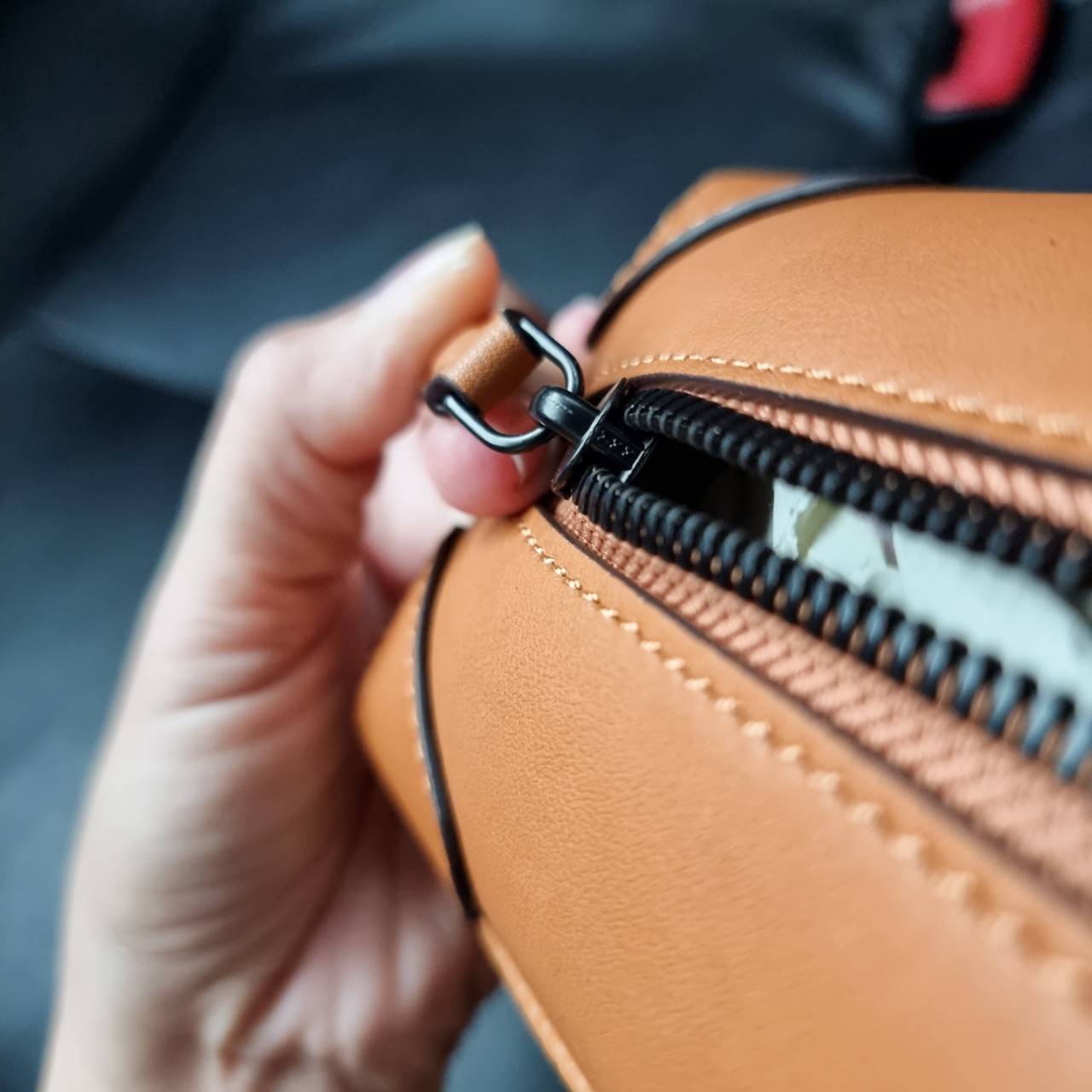 M.C.M SMALL E/W SOFT BERLIN CROSSBODY IN VISETOS ไอเท็มใหม่ในดีไซน์ทรงกระเป๋าเดินทางแบบคลาสสิค ย่อส่วนมาให้ใช้งานได้แบบสบายๆ พกพาสะดวก แมทช์ได้ทุกสไตล์ ใช้ได้แบบ unisex ใช้งานง่ายด้วยหูจับในตัว และซิปหลัก อะไหล่สีดำดูมีมิติตัดกับสีน้ำตาลคอนยัคได้เป็นอย่าง