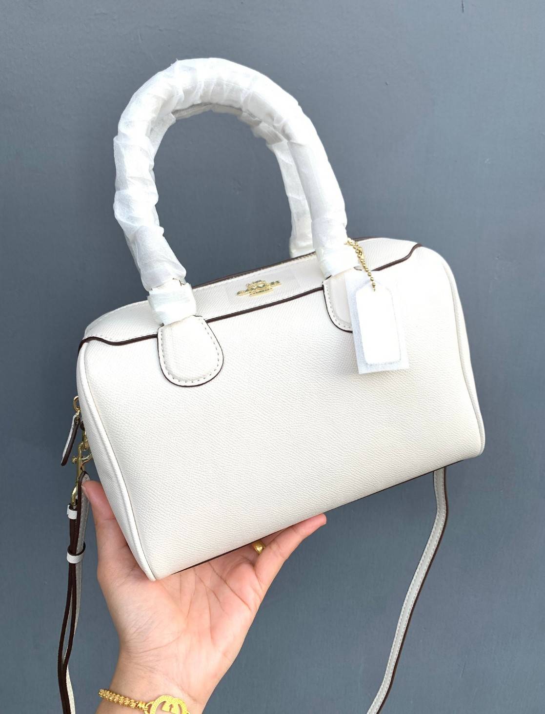 รุ่นอะไหล่ทองเข้าแล้วจ้าา ห้ามพลาดค่ะ Coach Bennett Boston Bag in Crossgrain Leather ((32202)) พร้อมส่ง รุ่นที่สาวๆหลายๆคนถามถึงกันค่า! กระเป๋าทรงหมอน หนังแท้ ลายหนังสวยมากค่ะ ไม่ว่ายุคไหนๆก็สวย ดูดี ทรงฮิตในตำนานค่ะ ✔️อะไหล่ทองหรูสวย เปิดปิดกระเป๋