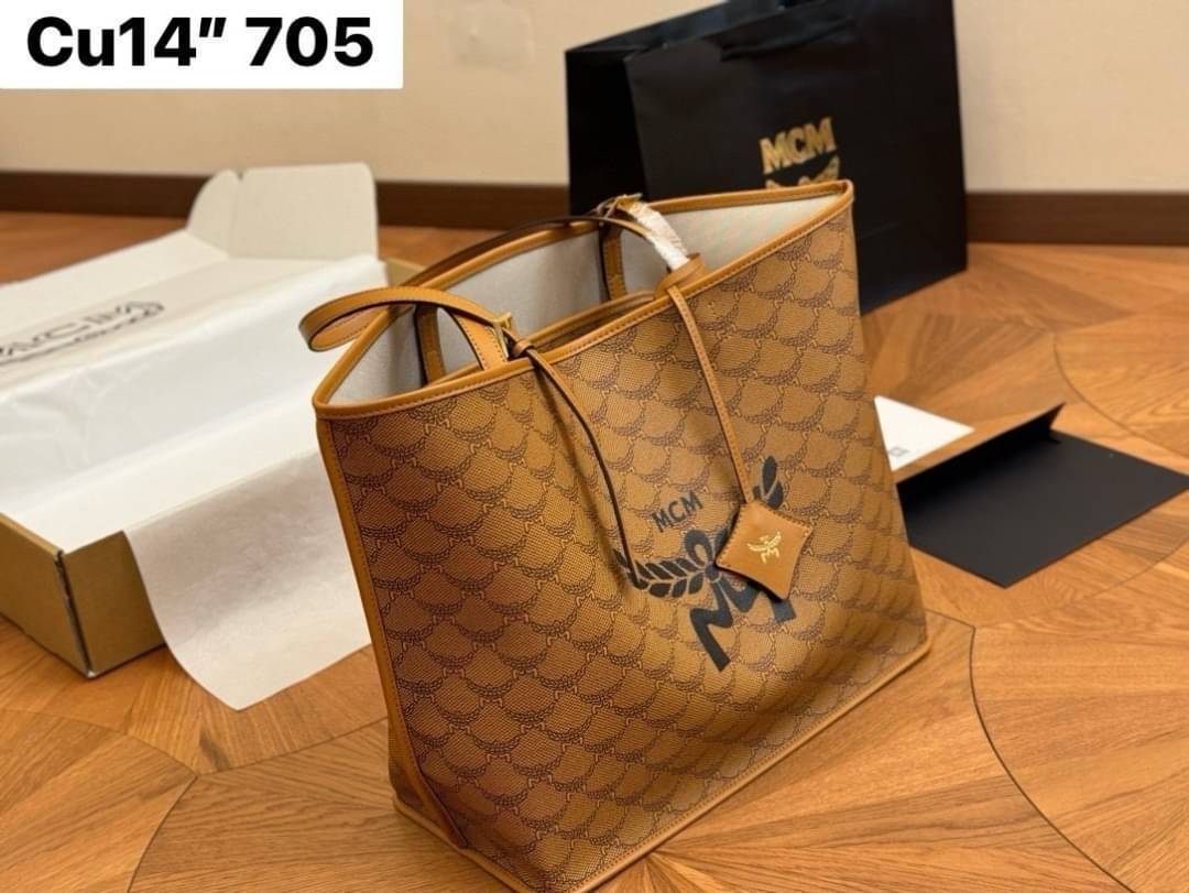 M.C.M MEDIUM HIMMEL SHOPPER IN LAURETOS กระเป๋าทรงโท้ทช้อปปิ้ง เรียบหรู คอลใหม่ พร้อมสีใหม่ ดีไซน์ละมุน น่าใช้มากๆ ก พิเศษสุดกับพวงหนังพร้อมห่วงกุญแจทึ่สามารถห้อยพวงกุญแจน่ารักๆได้