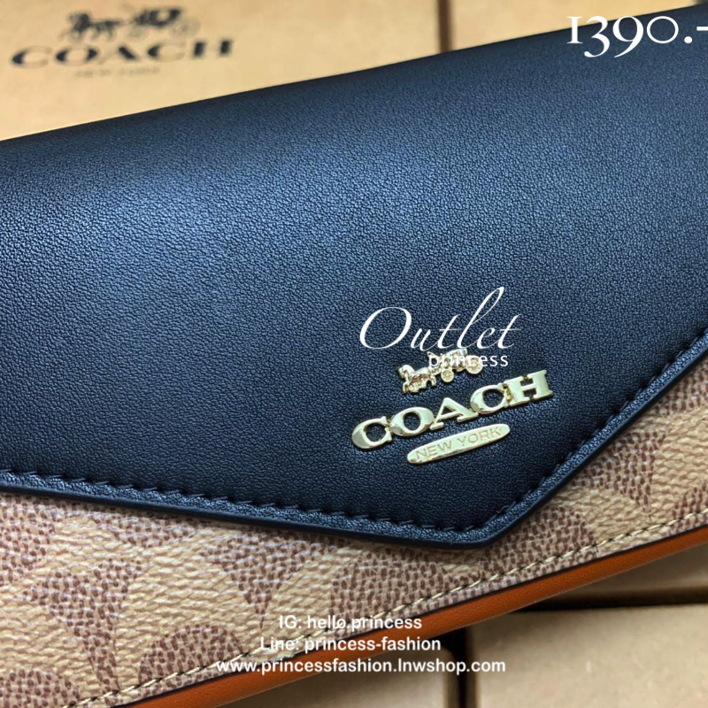 COACH SOFT WALLET BAG กระเป๋าสตางค์ใบยาว หนังชั้นแรก ลายcผสมหนังเรียบ แบบซองจดหมาย ฝาปิดเปิดแบบกระดุม มีช่องด้านหน้าหนึ่งช่อง ช่องใส่ธนบัตรตามยาวหนึ่งช่อง และช่องเสียบัตรต่างๆได้8ช่องค่ะ ด้านหลังเป็นช่องซิปยาวสำหรับใส่เหรียญนะคะ ใบขนาดพอดีมือ สีทูโทนน่าใช