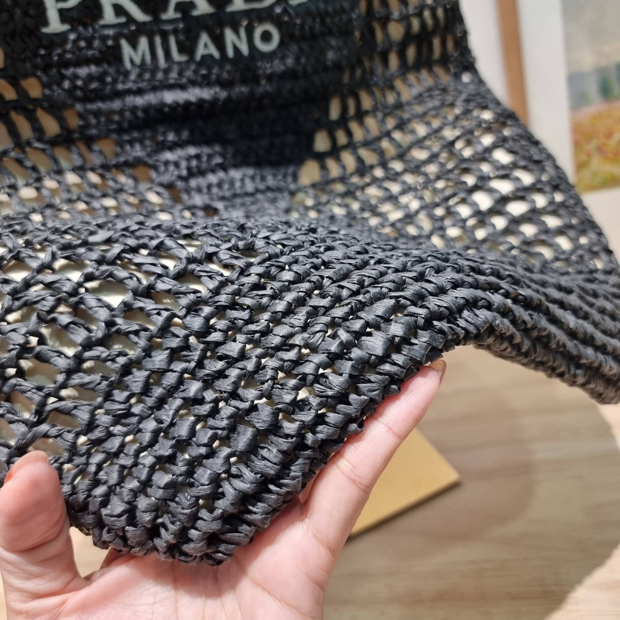 PRADA RAFFIA TOTE BAG สวยไม่ซ้ำใคร สไตล์บีช เหมาะมากกับการสะพายไปเที่ยวทะเล หรือจะใช้ในวันสบายๆก็ตอบโจทย์ กับกระเป๋าสะพายสานใบใหญ่ ตัวกระเป๋าเป็นวัสดุสังเคราห์จากธรรมชาติ