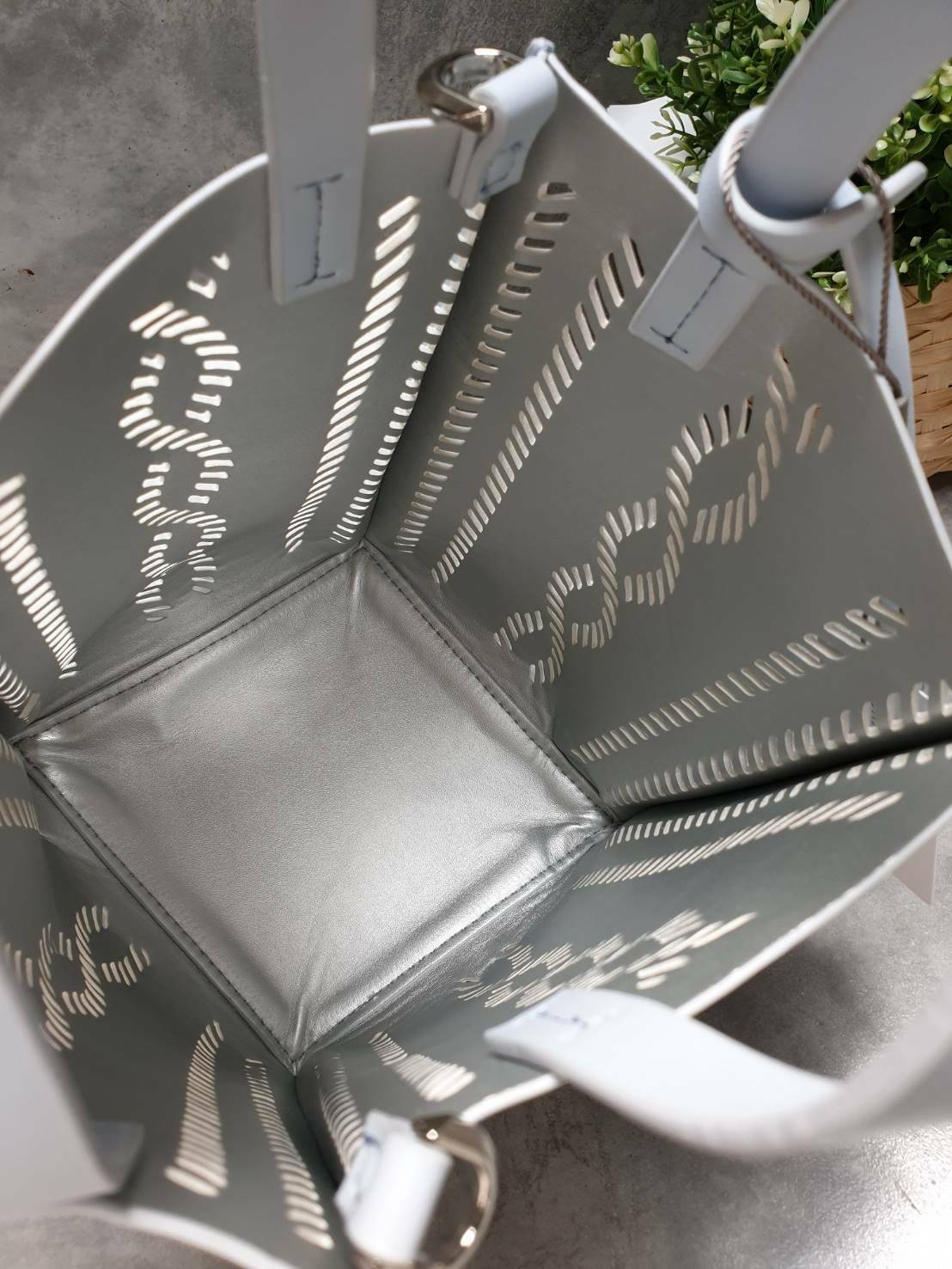 charleskeith Laser cut bucket bag กระเป๋าทรงเก๋ วัสดุหนังนิ่ม มาพร้อมกระเป๋าด้านใน มาพร้อมสายสะพายยาวปรับระดับได้ รุ่นนี้น่ารักมากค่ะ ห้ามพลาดเลยนะยูว์....